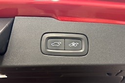 punainen Volvo V60 2020 kuva 35.