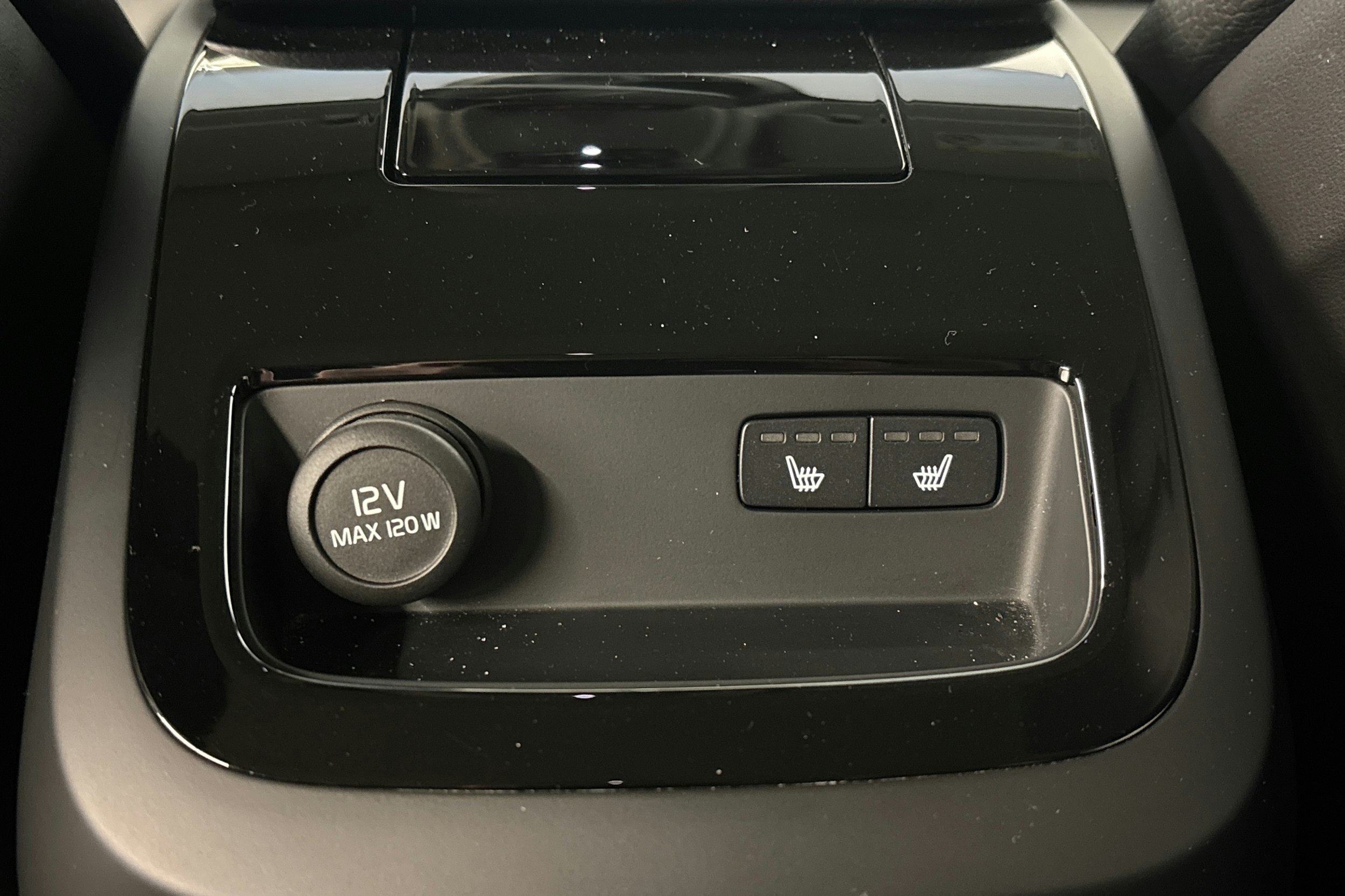 punainen Volvo V60 2020 kuva 36.