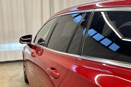 punainen Volvo V60 2020 kuva 37.