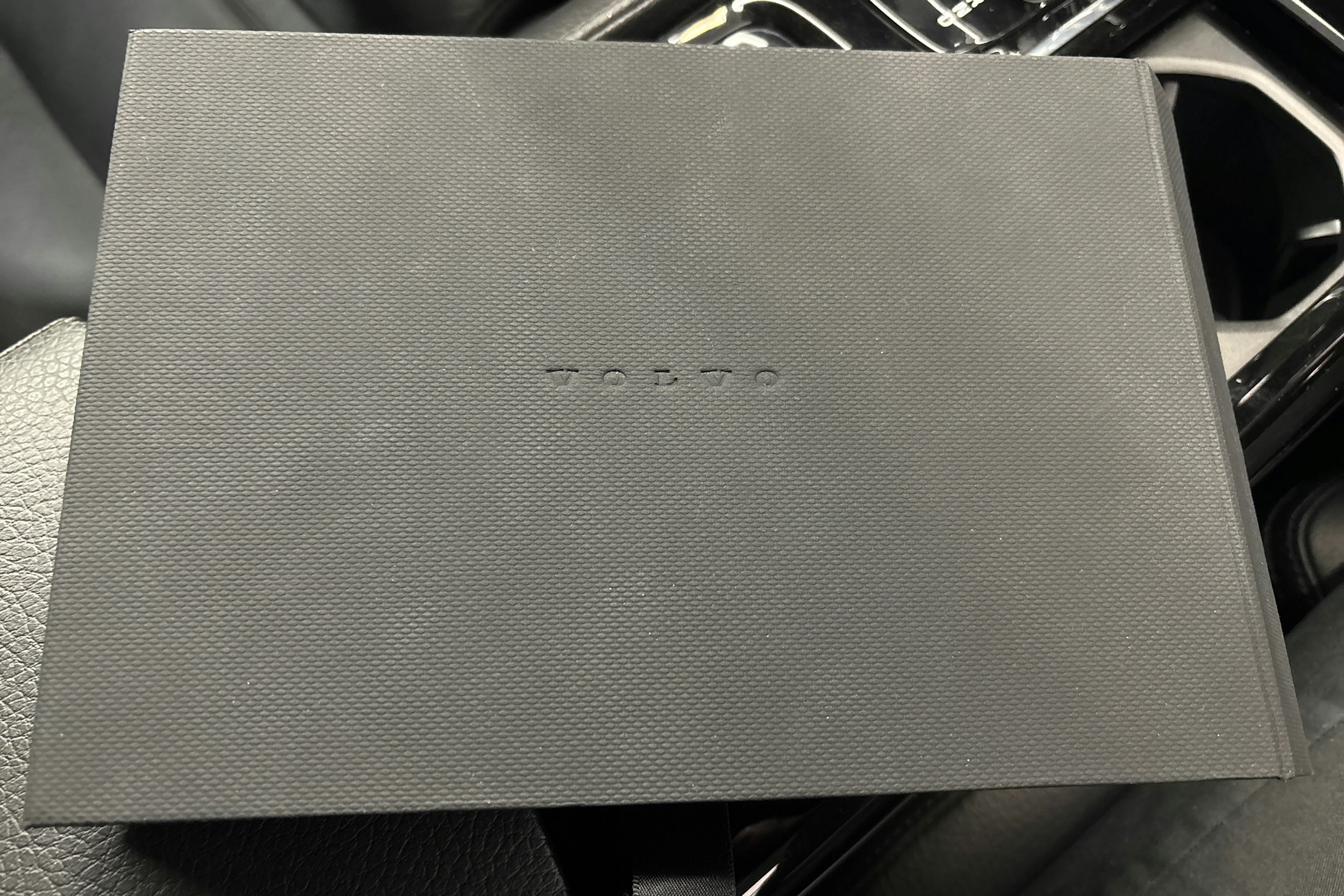 punainen Volvo V60 2020 kuva 40.