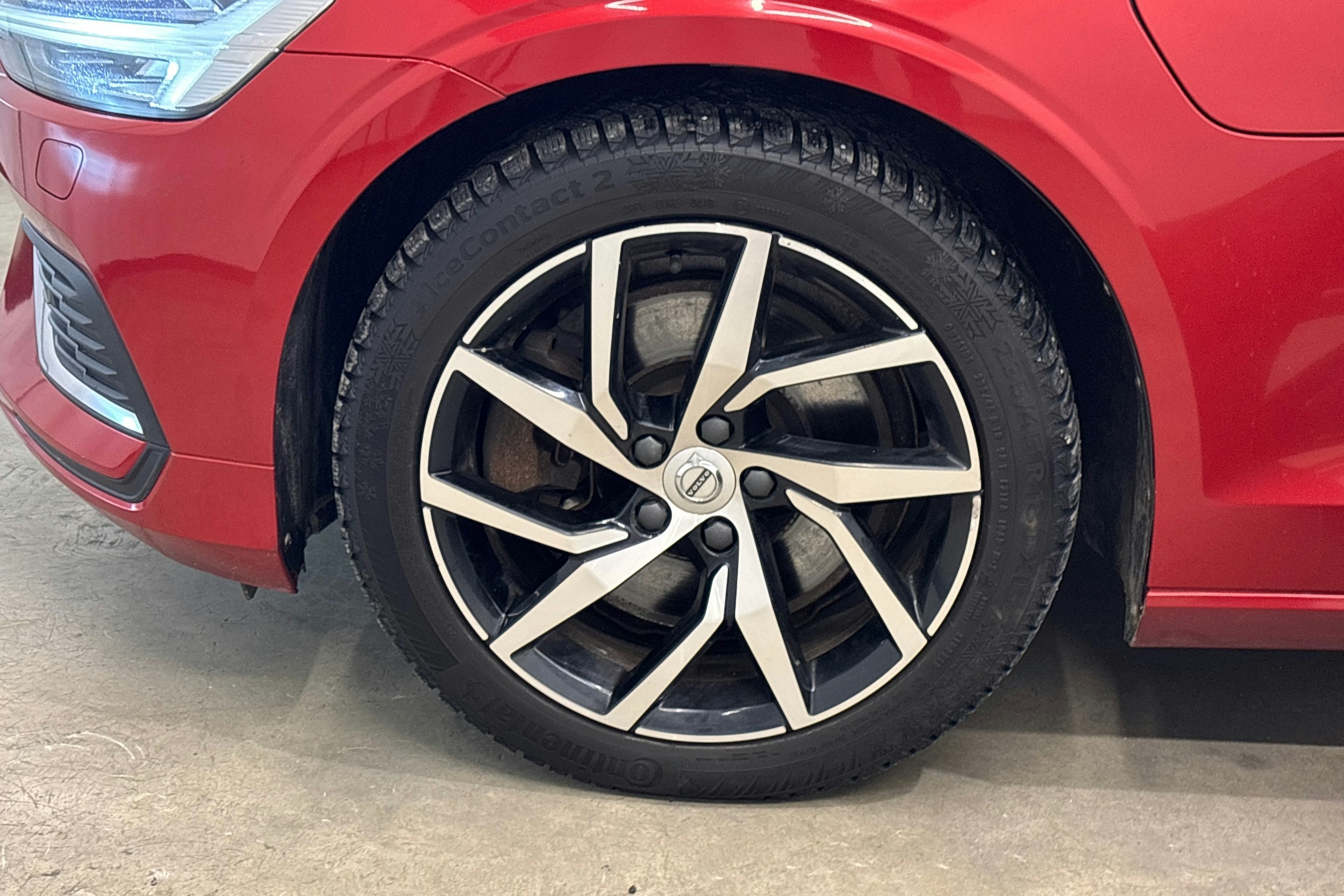 punainen Volvo V60 2020 kuva 41.