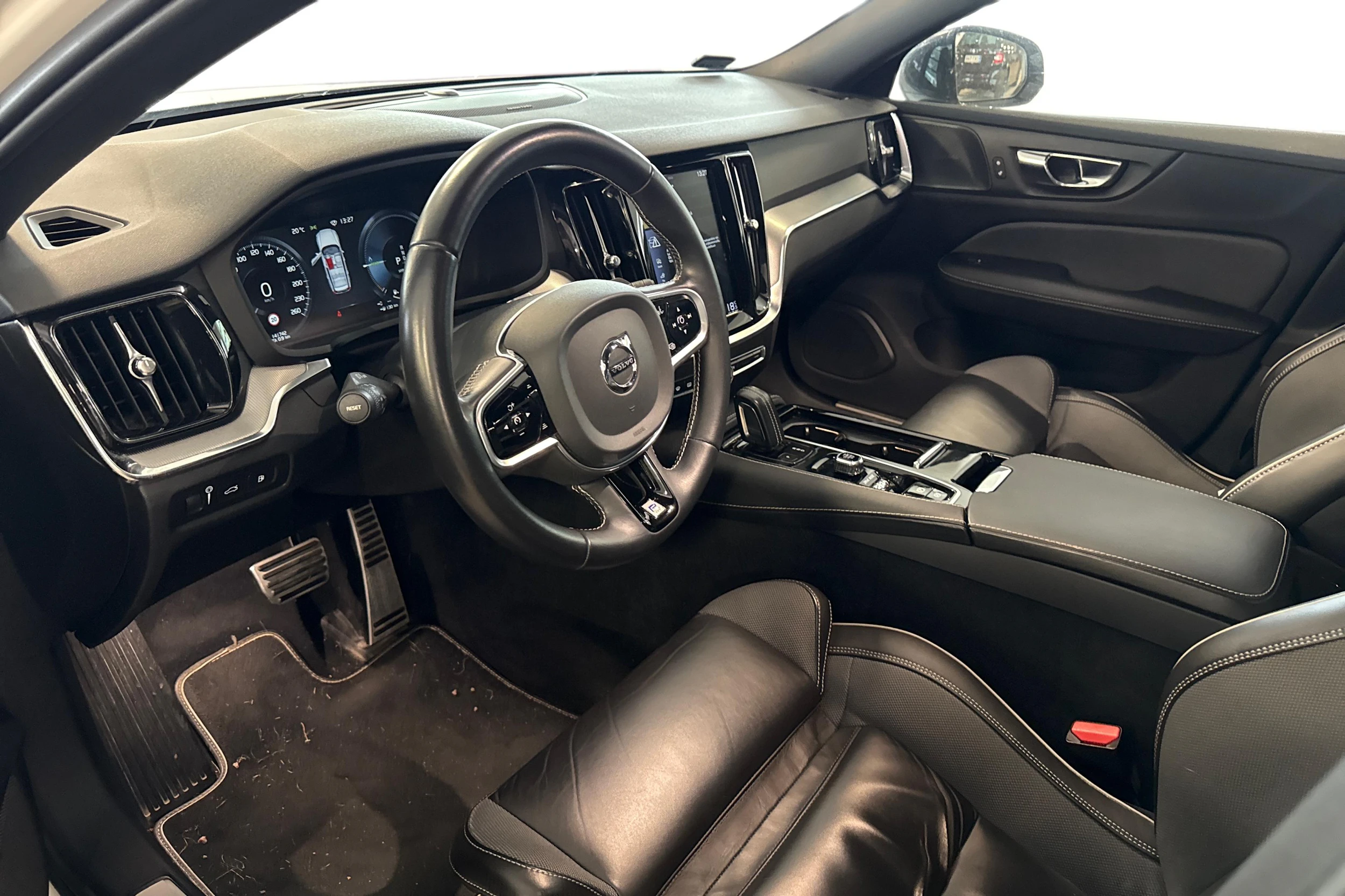 valkoinen Volvo V60 2020 kuva 3.