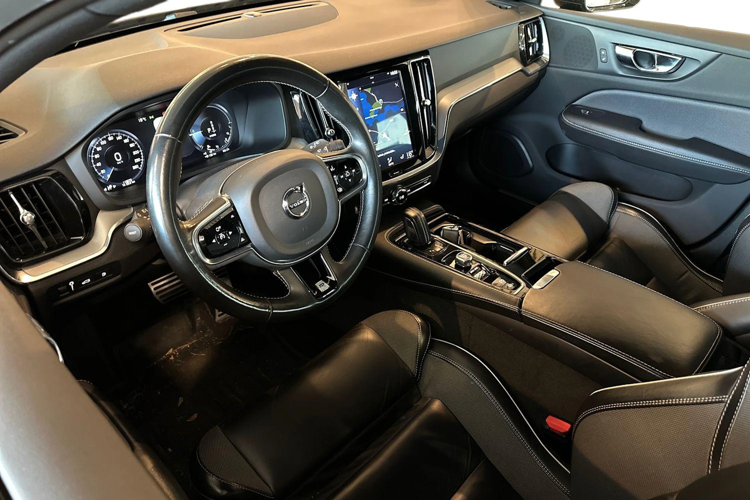 musta Volvo V60 2020 kuva 3.