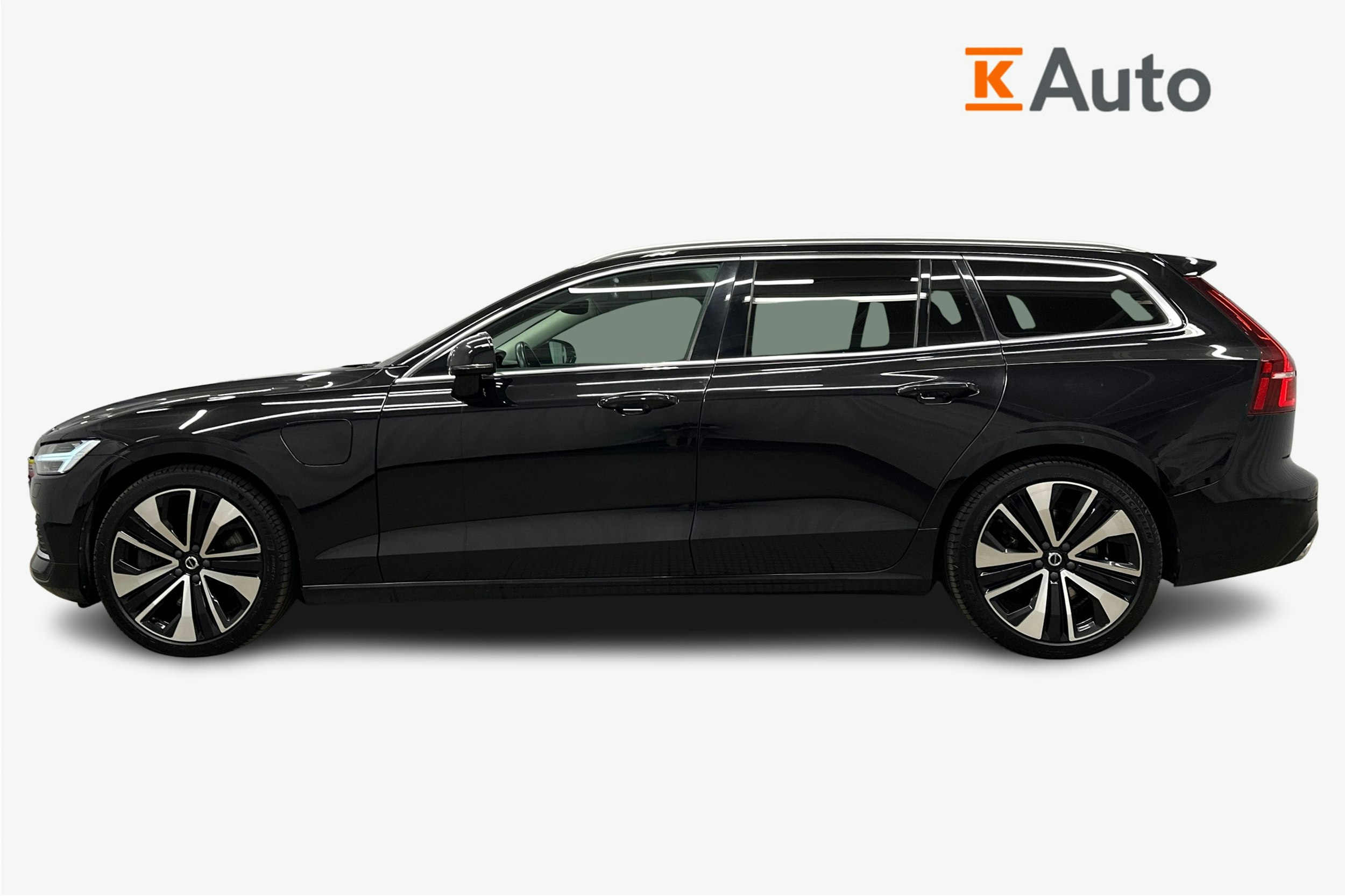 musta Volvo V60 2020 kuva 6.