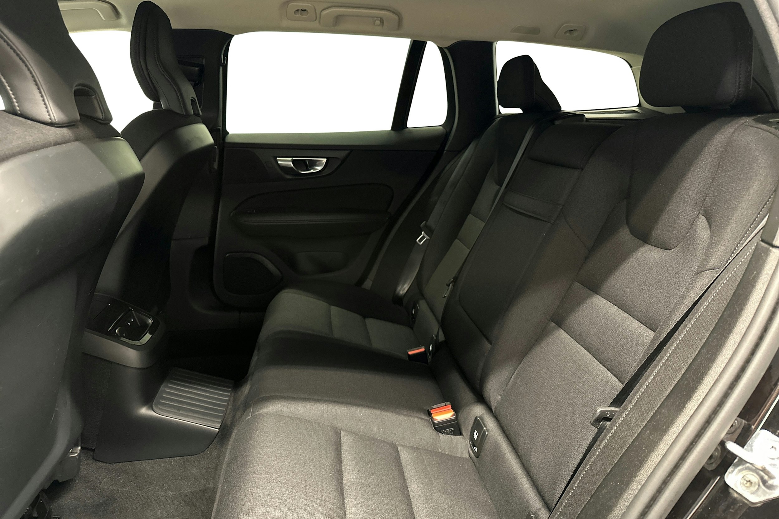 musta Volvo V60 2020 kuva 10.