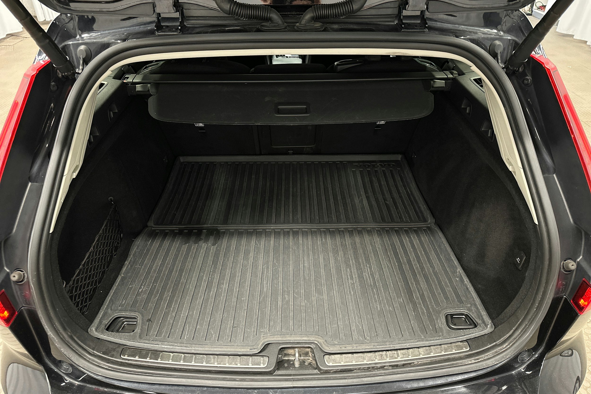 musta Volvo V60 2020 kuva 14.