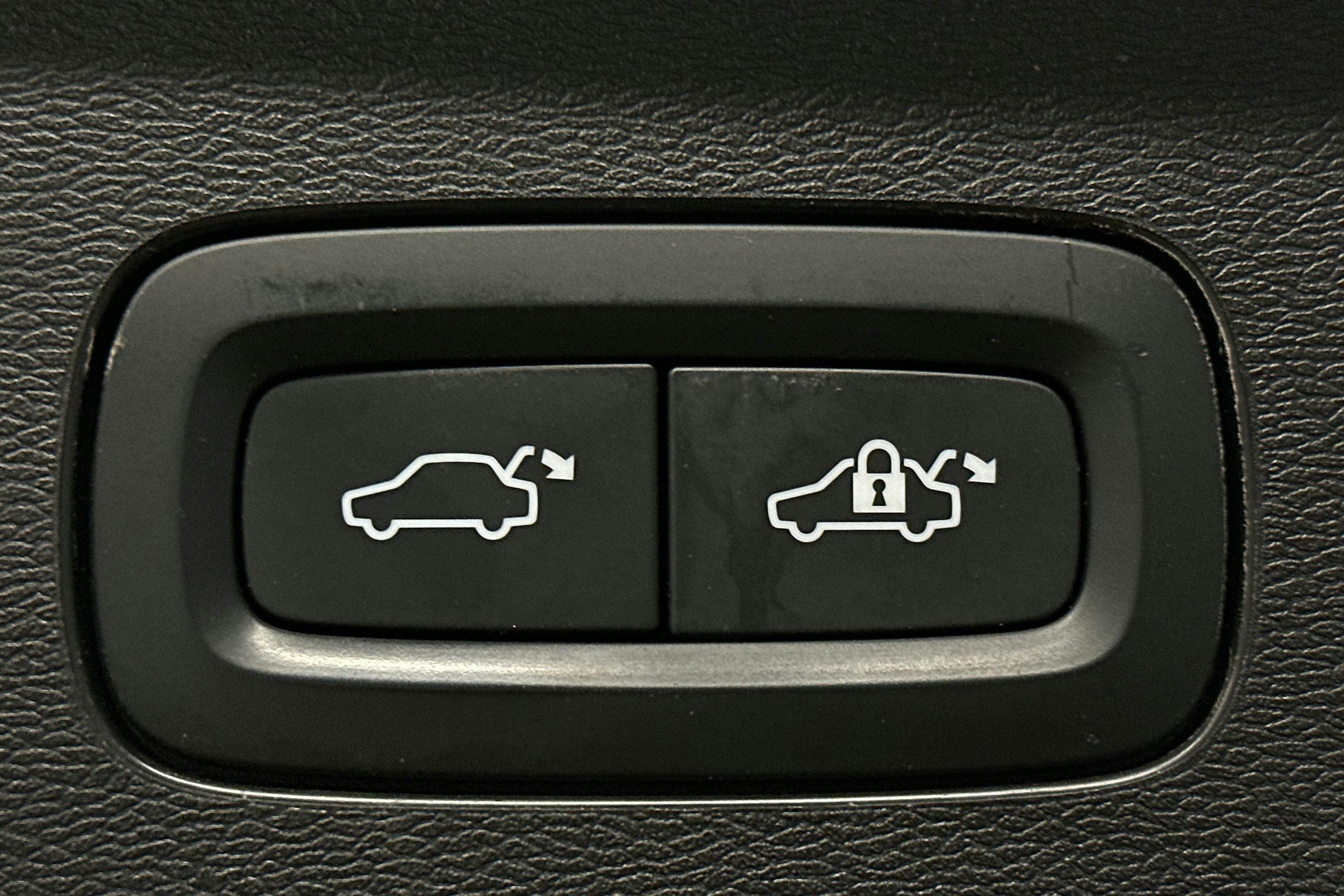 musta Volvo V60 2020 kuva 15.