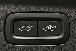 musta Volvo V60 2020 kuva 15.