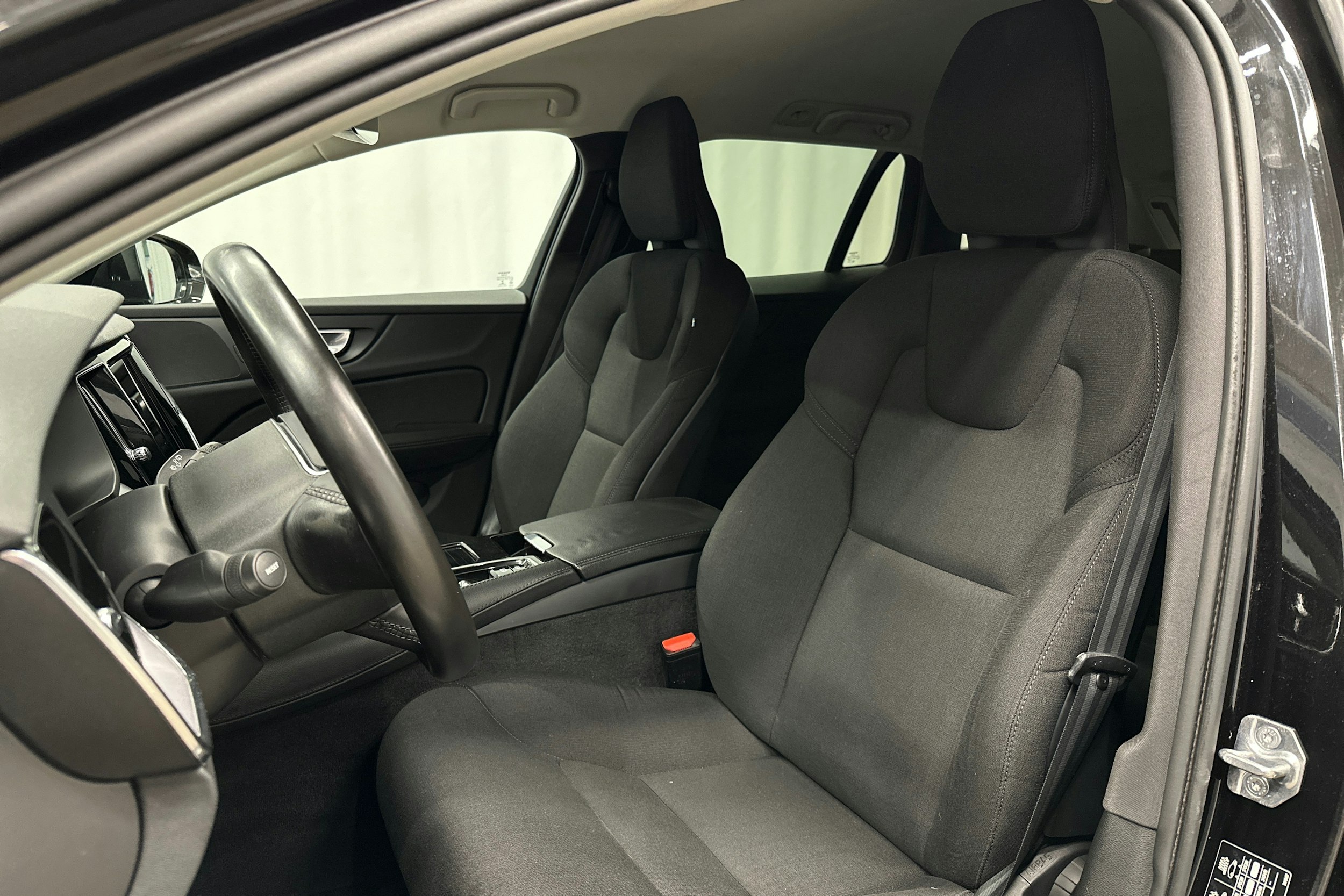 musta Volvo V60 2020 kuva 18.