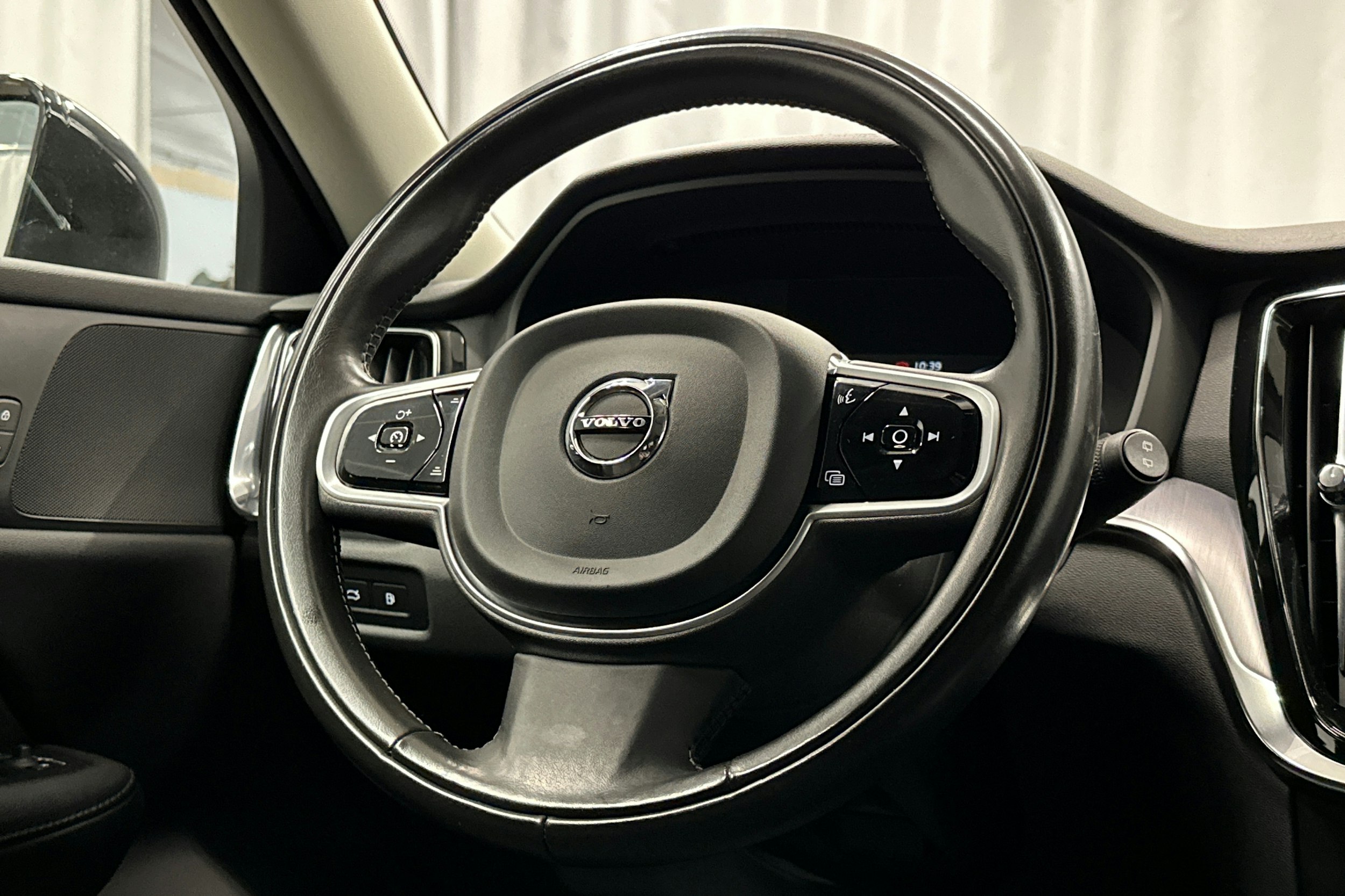 musta Volvo V60 2020 kuva 19.