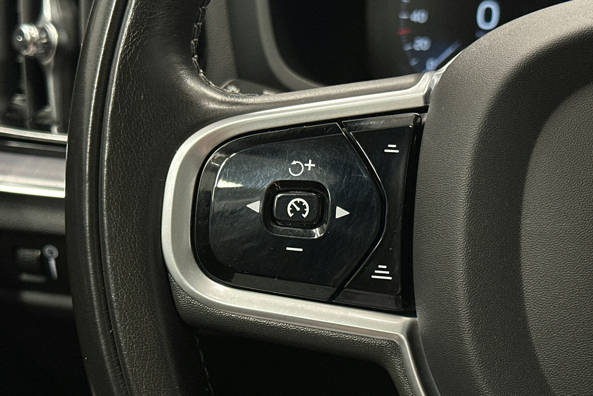 musta Volvo V60 2020 kuva 20.