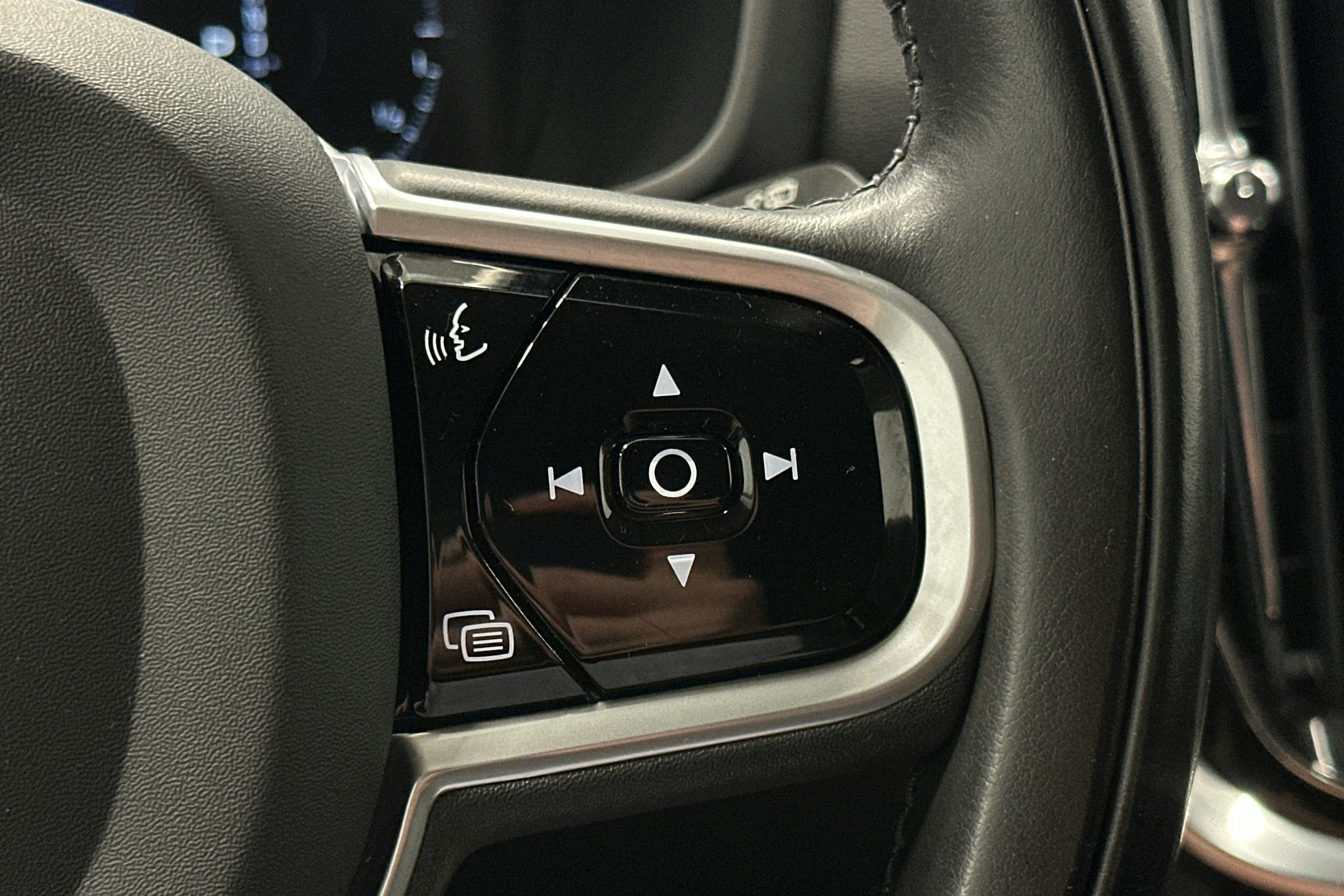musta Volvo V60 2020 kuva 21.