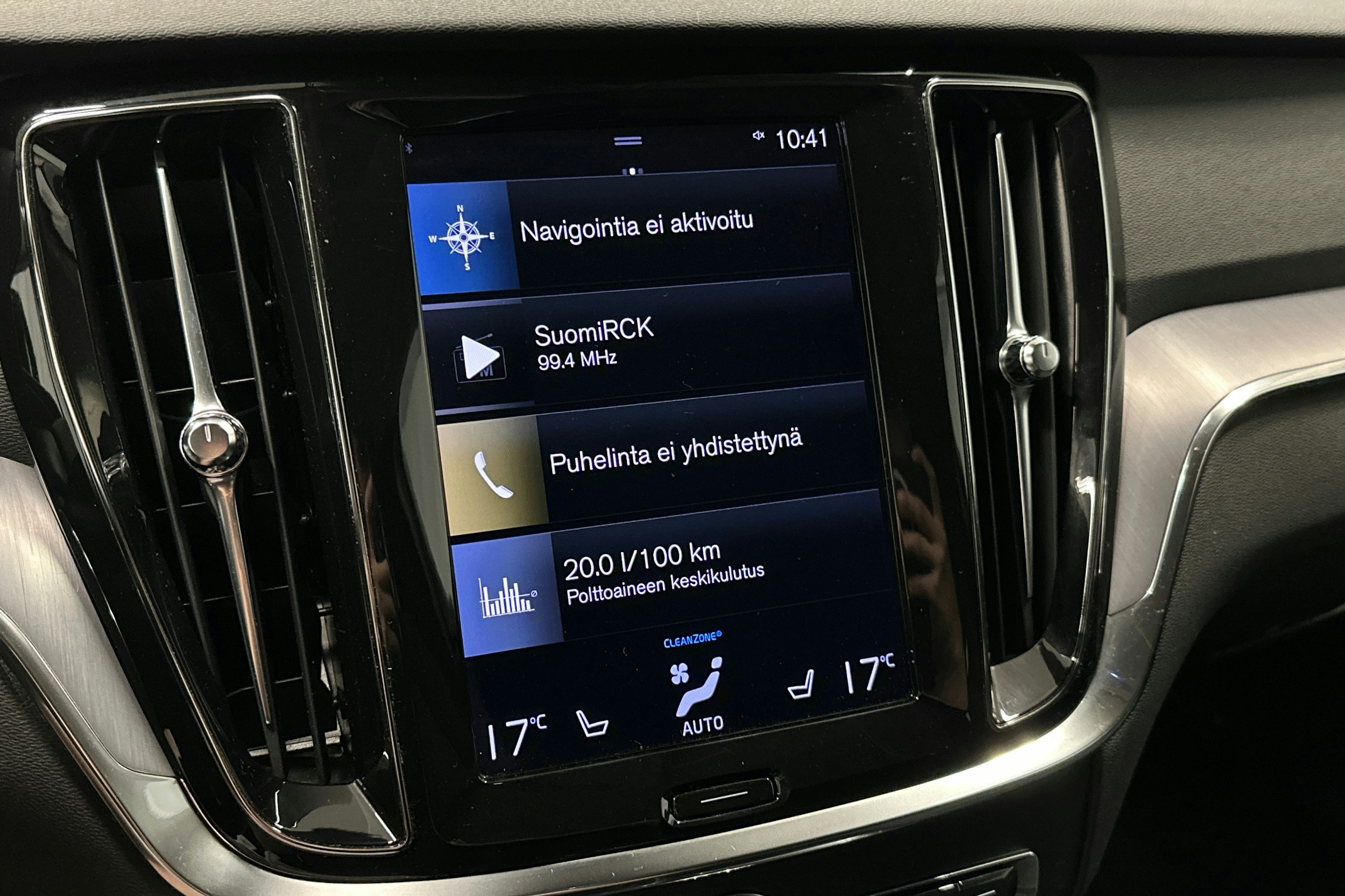 musta Volvo V60 2020 kuva 23.