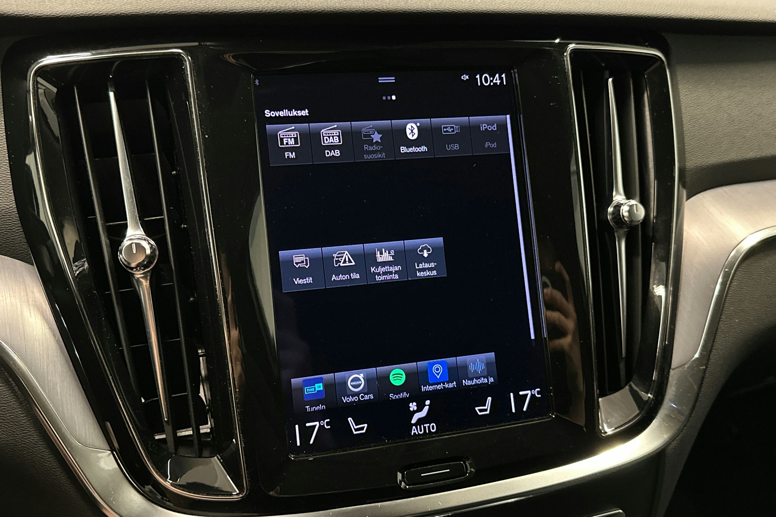 musta Volvo V60 2020 kuva 24.