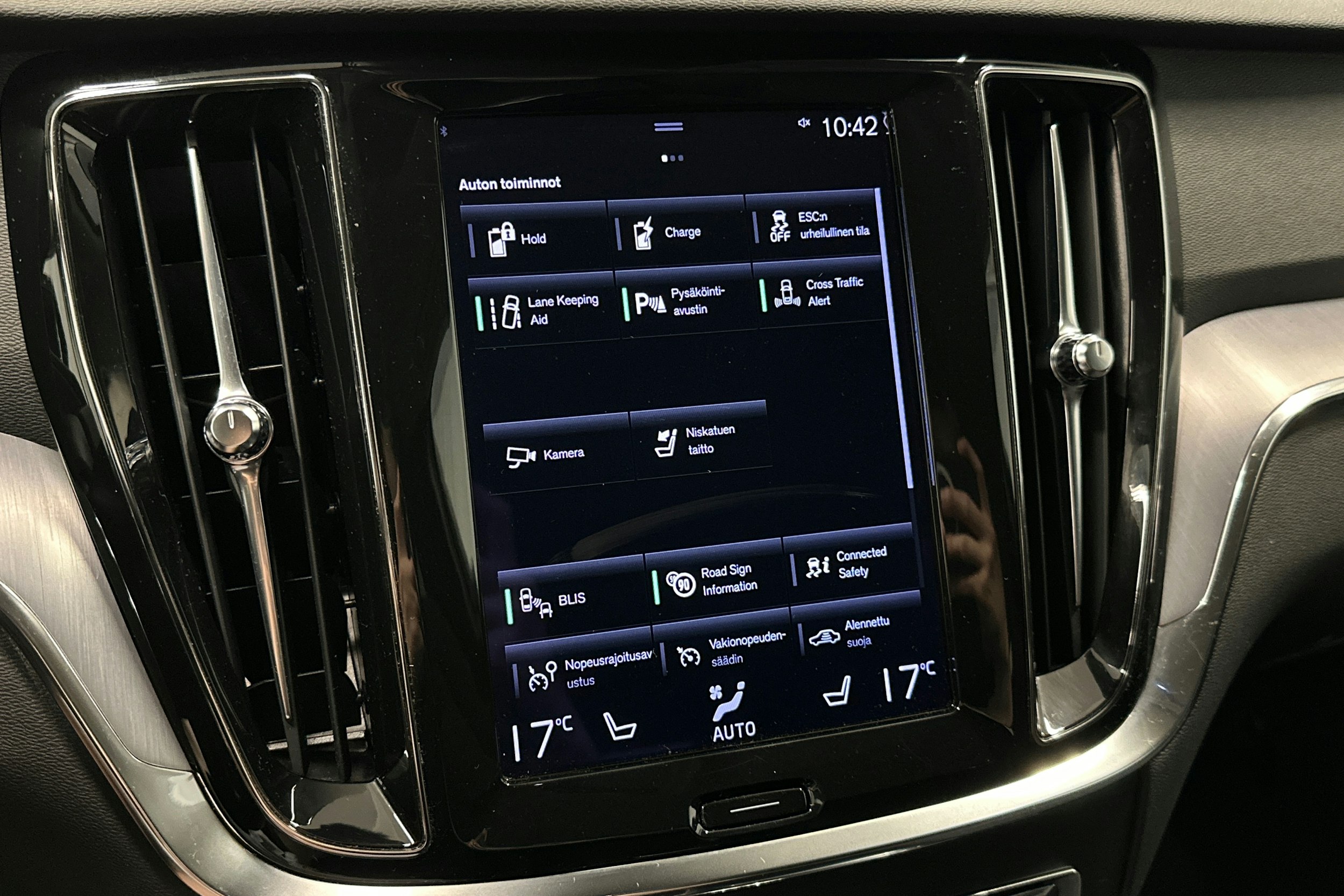 musta Volvo V60 2020 kuva 25.