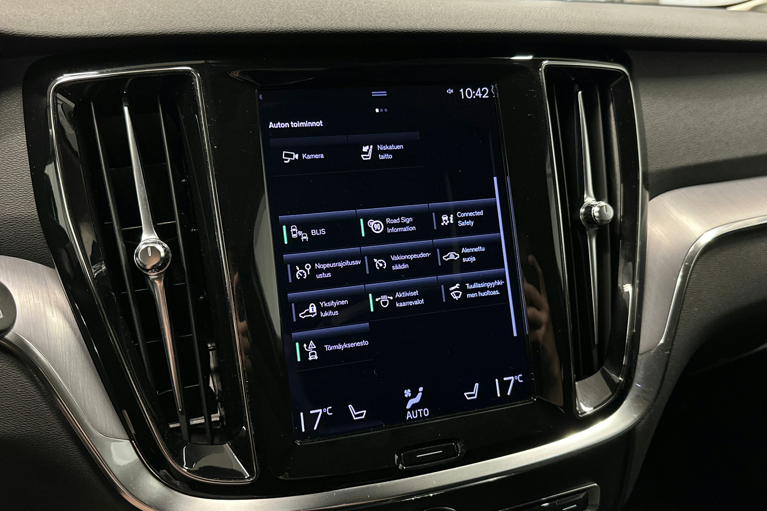 musta Volvo V60 2020 kuva 26.