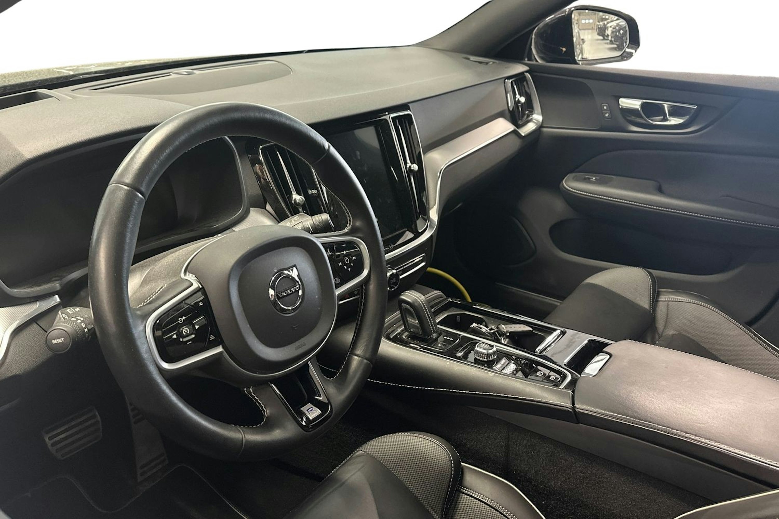 musta Volvo V60 2020 kuva 3.