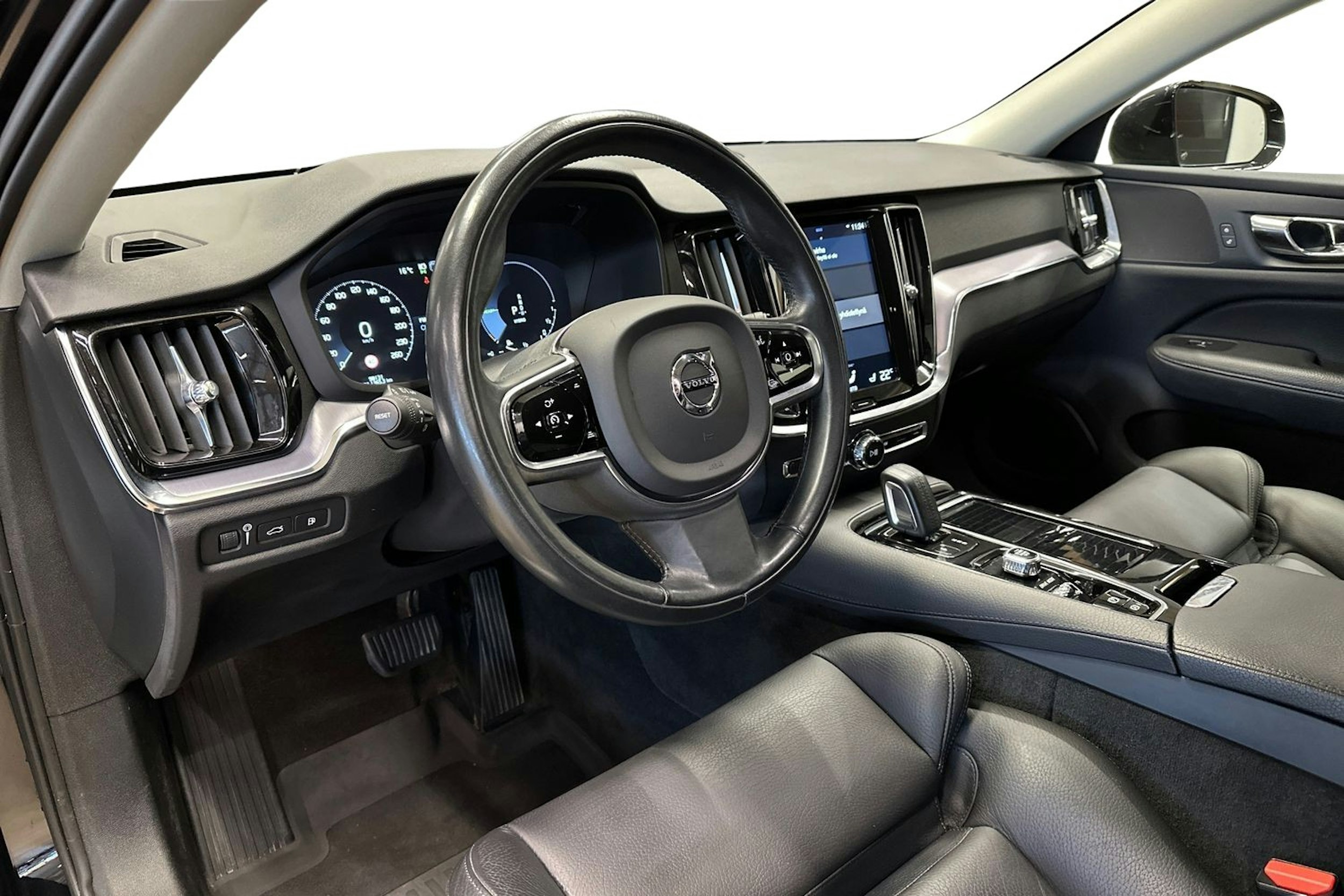 musta Volvo V60 2020 kuva 7.