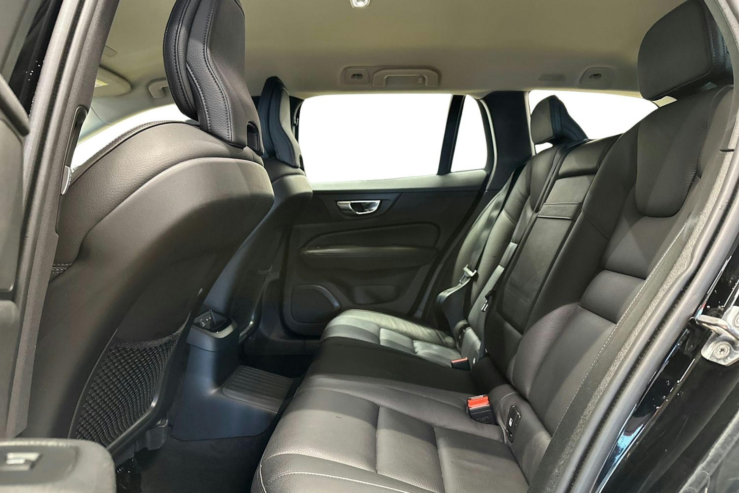 musta Volvo V60 2020 kuva 10.