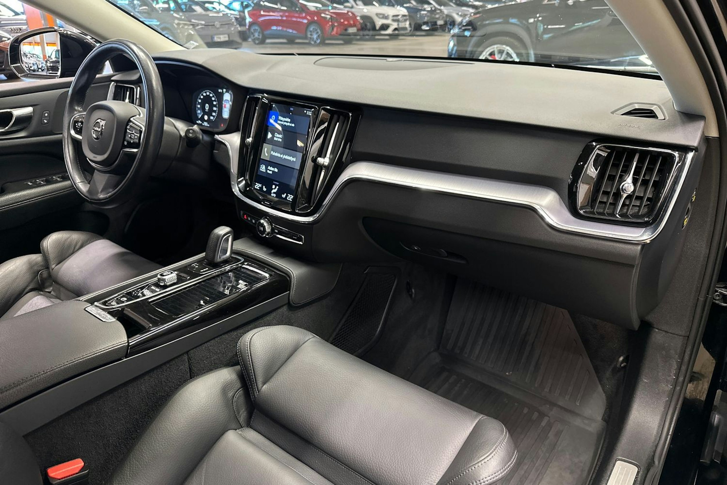 musta Volvo V60 2020 kuva 12.