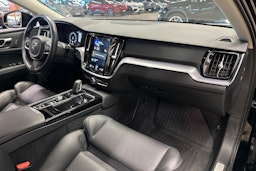 musta Volvo V60 2020 kuva 12.