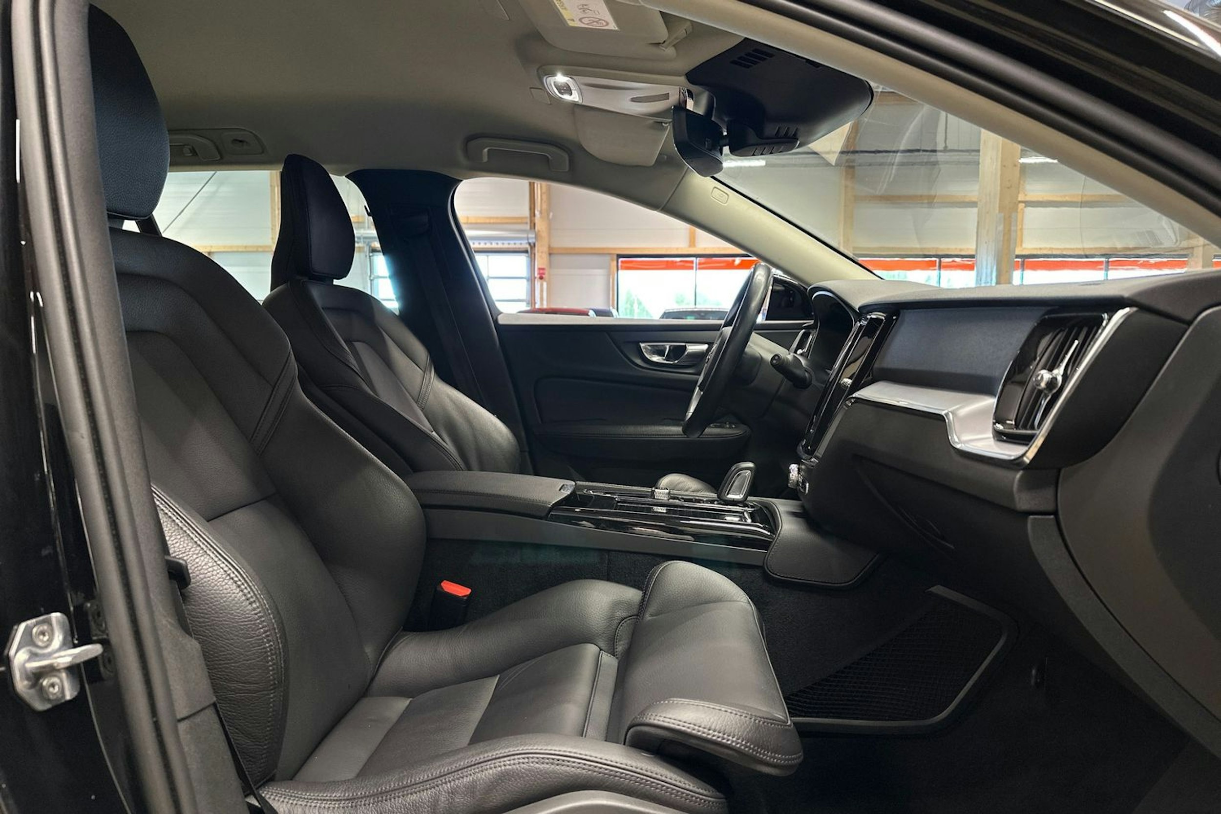 musta Volvo V60 2020 kuva 13.