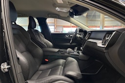 musta Volvo V60 2020 kuva 13.