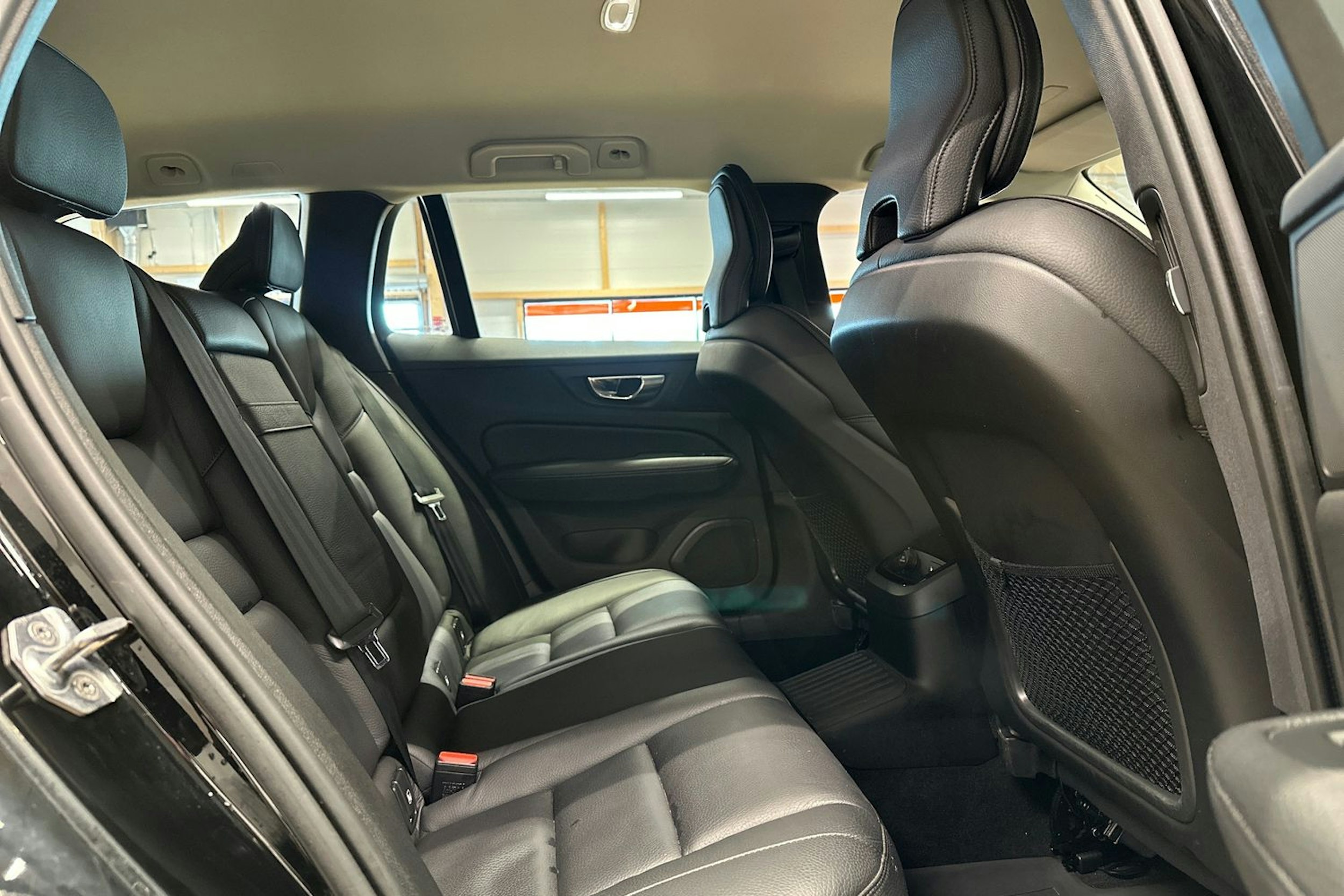 musta Volvo V60 2020 kuva 14.