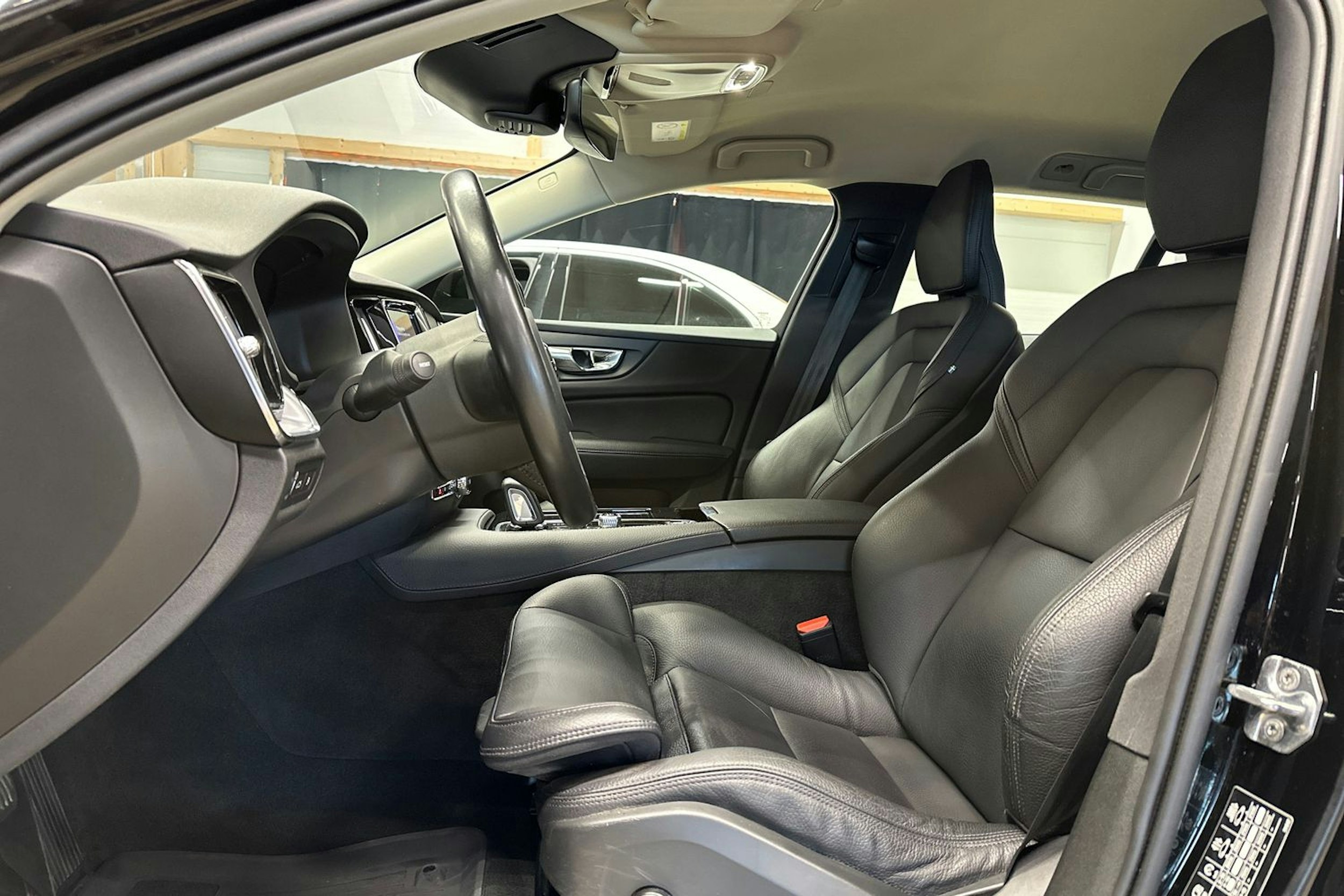 musta Volvo V60 2020 kuva 15.