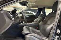 musta Volvo V60 2020 kuva 15.
