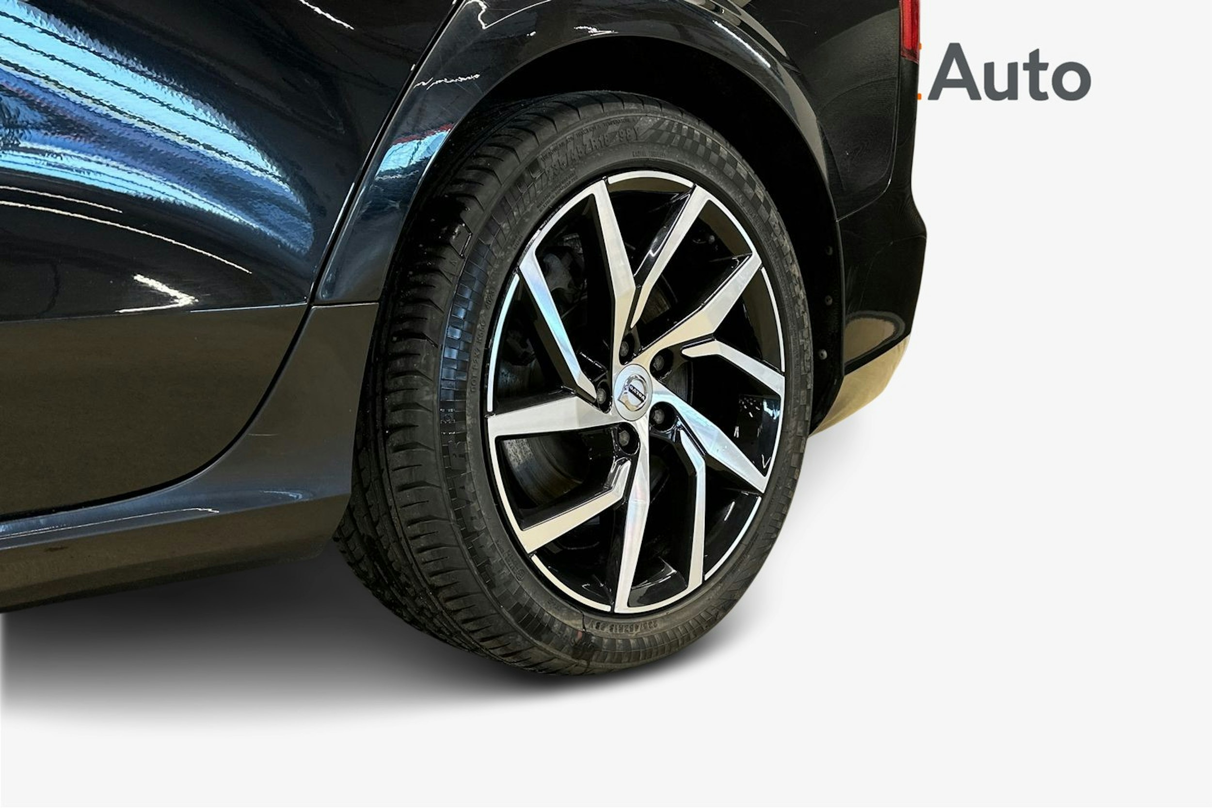 musta Volvo V60 2020 kuva 16.