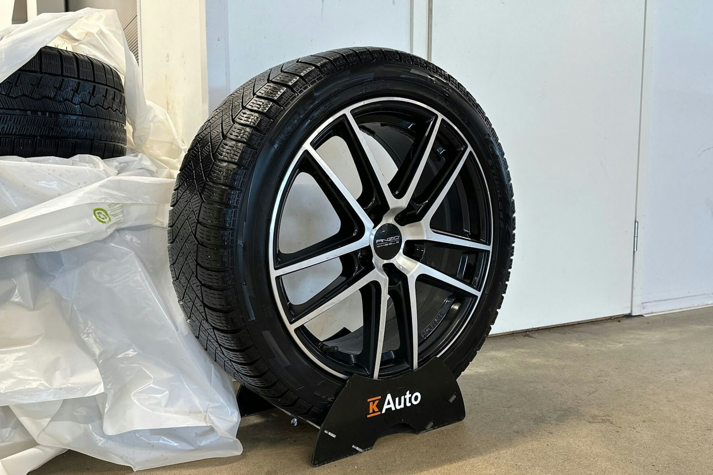 musta Volvo V60 2020 kuva 17.
