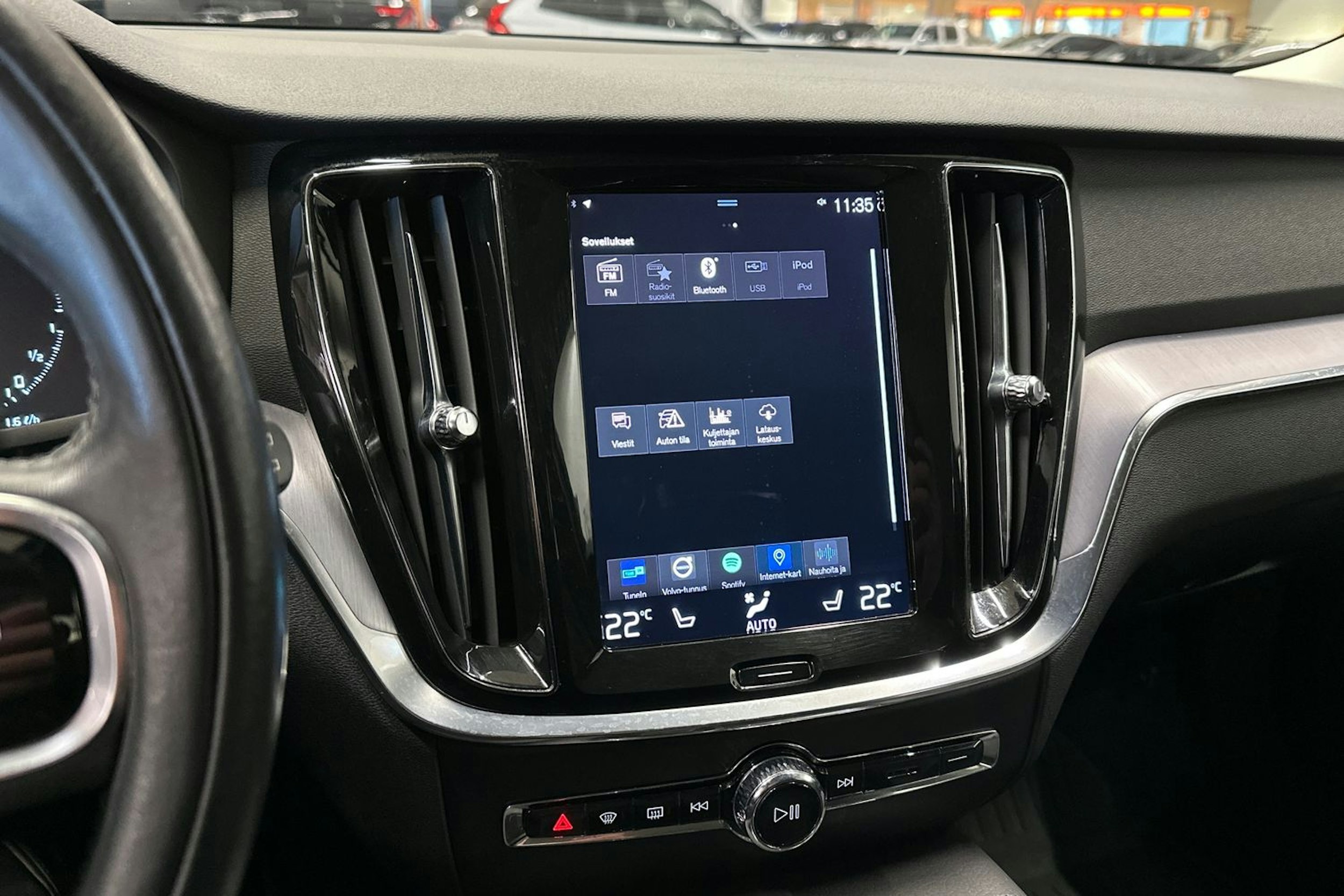 musta Volvo V60 2020 kuva 18.