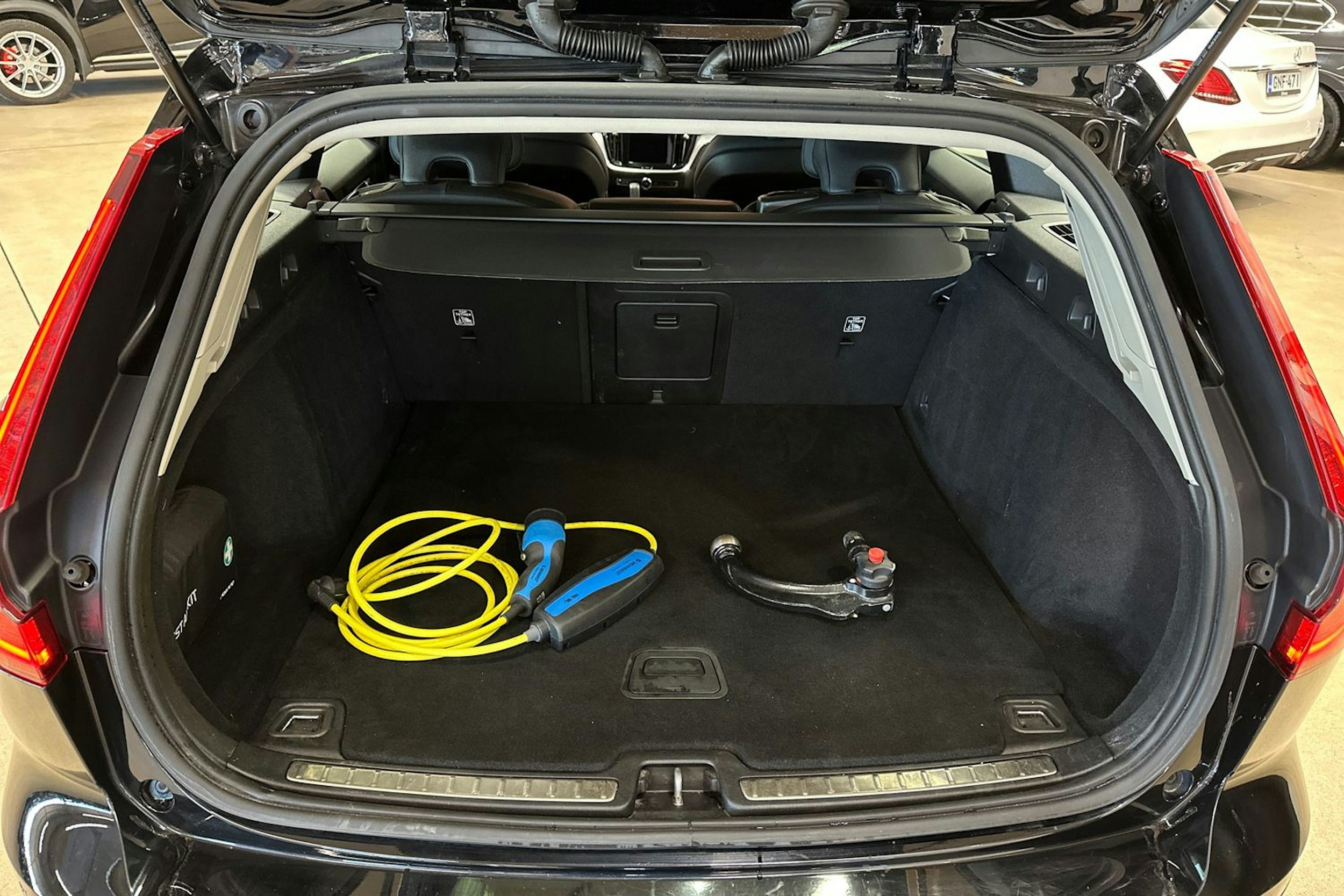 musta Volvo V60 2020 kuva 26.
