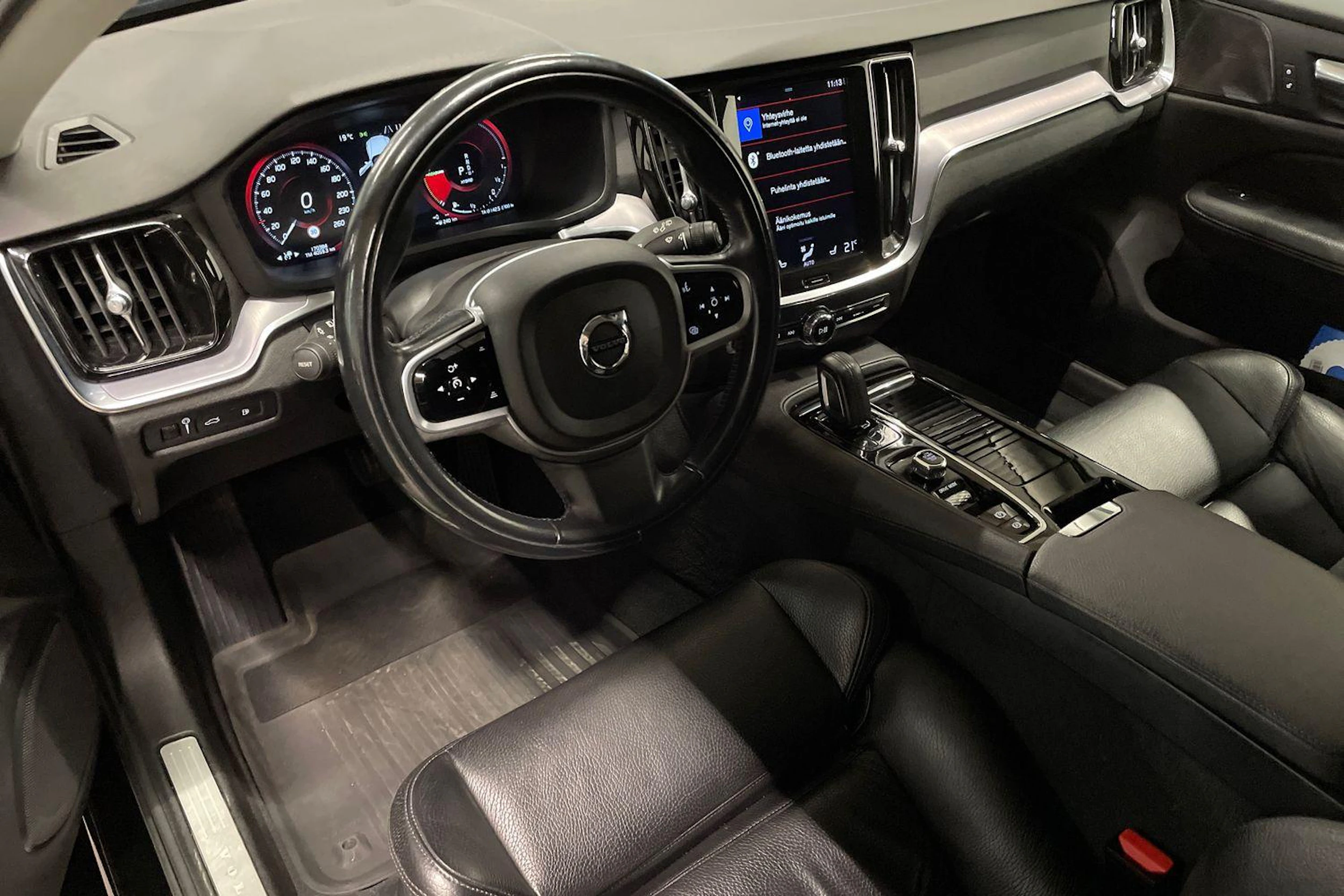 musta Volvo V60 2020 kuva 6.