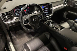 musta Volvo V60 2020 kuva 6.