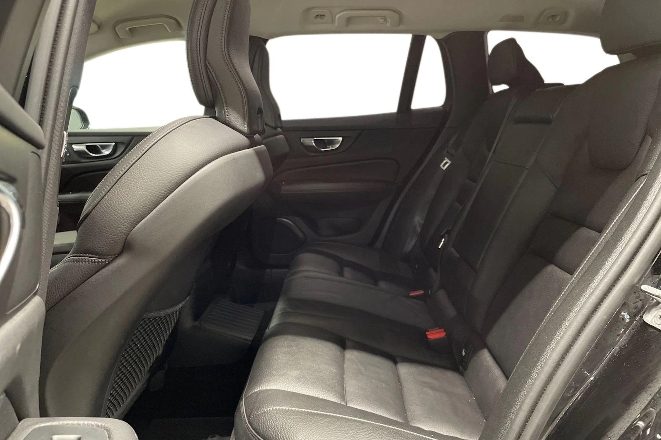 musta Volvo V60 2020 kuva 8.