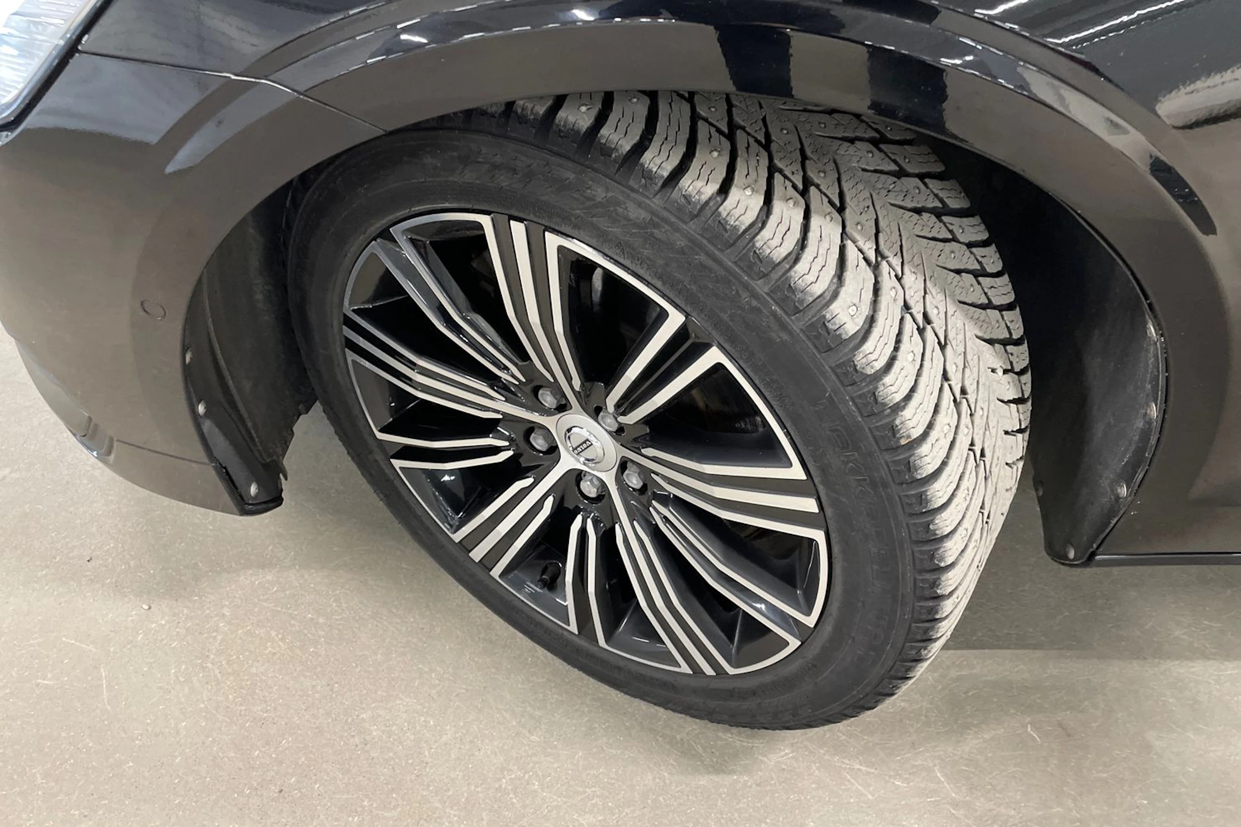 musta Volvo V60 2020 kuva 10.