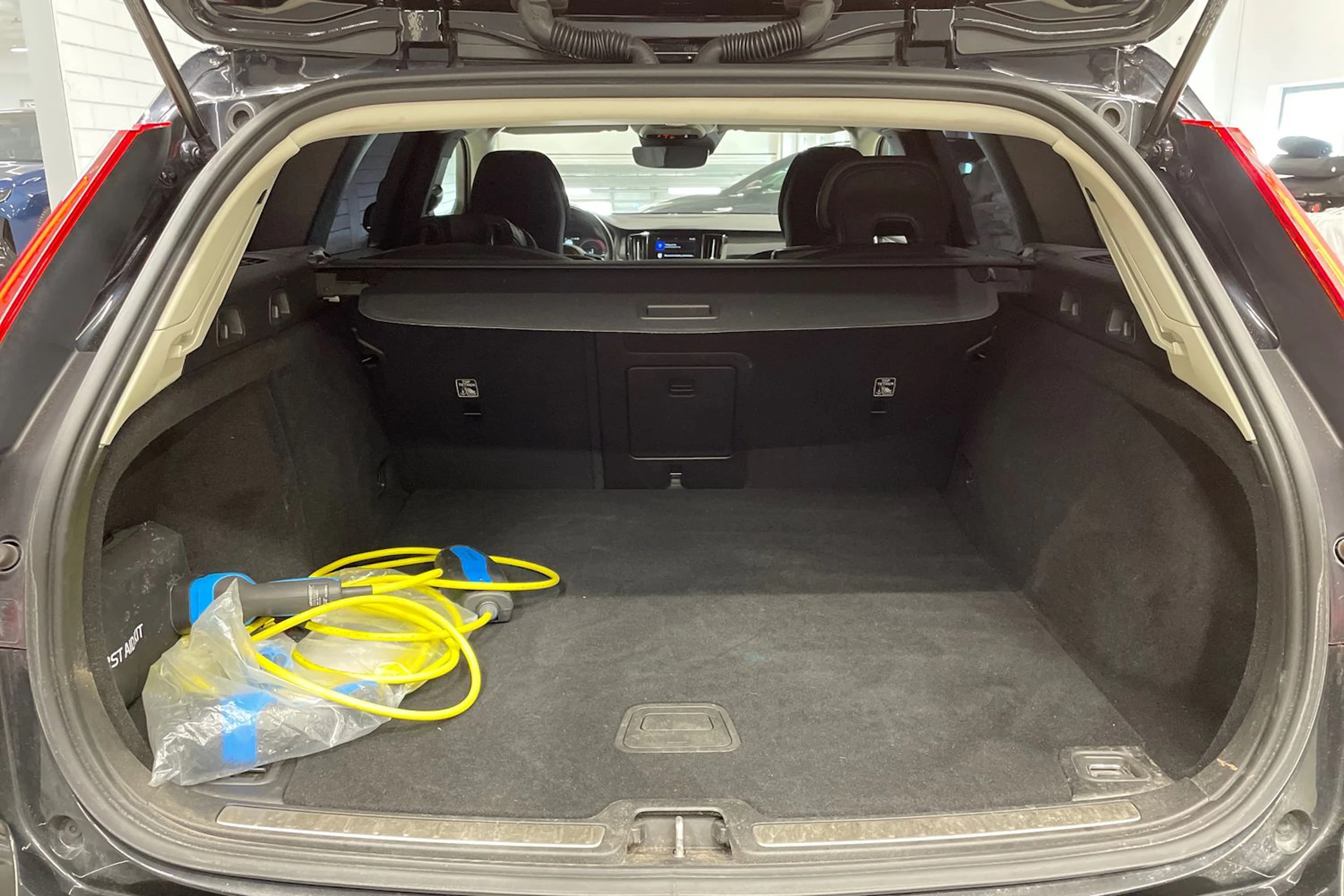 musta Volvo V60 2020 kuva 12.