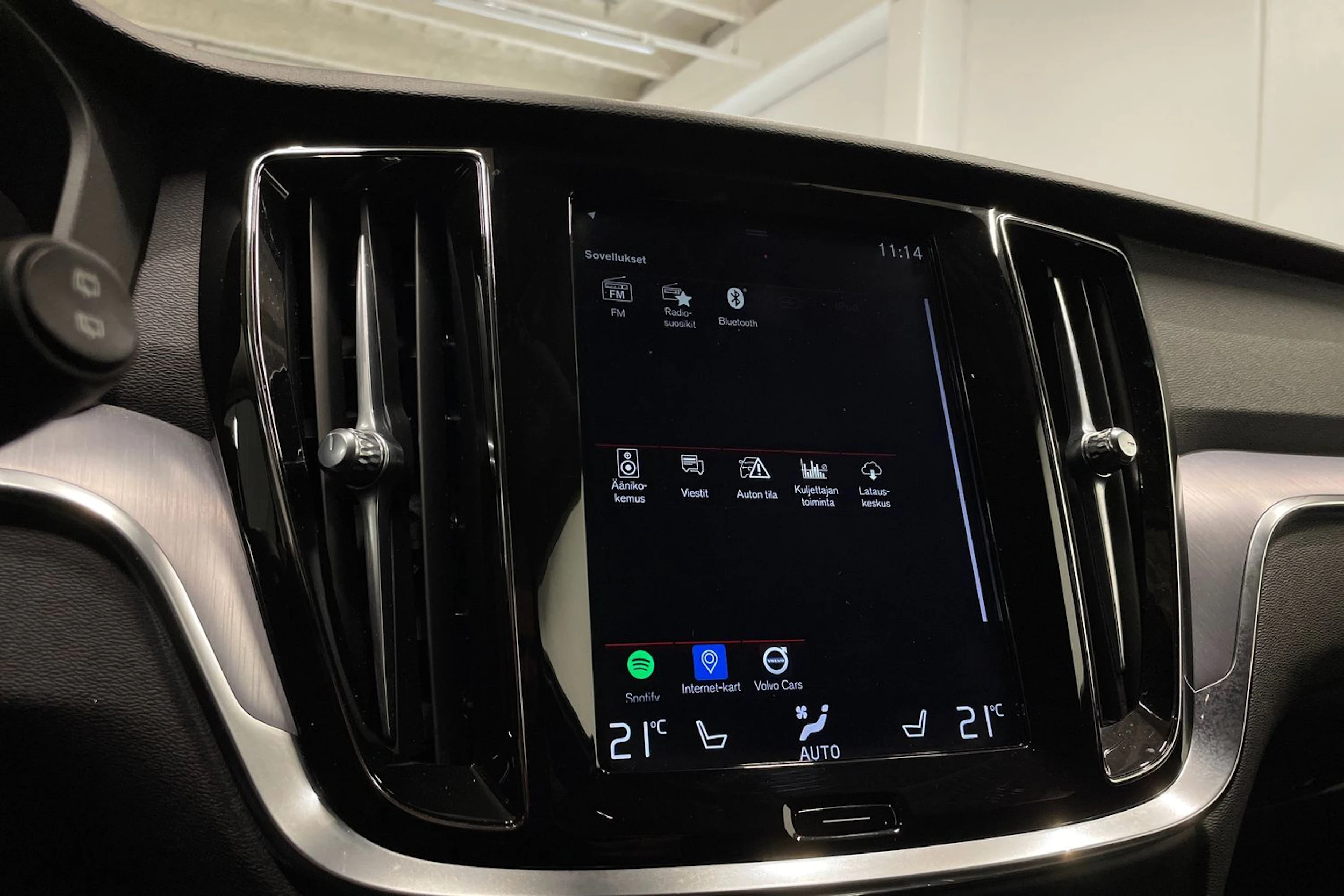 musta Volvo V60 2020 kuva 14.