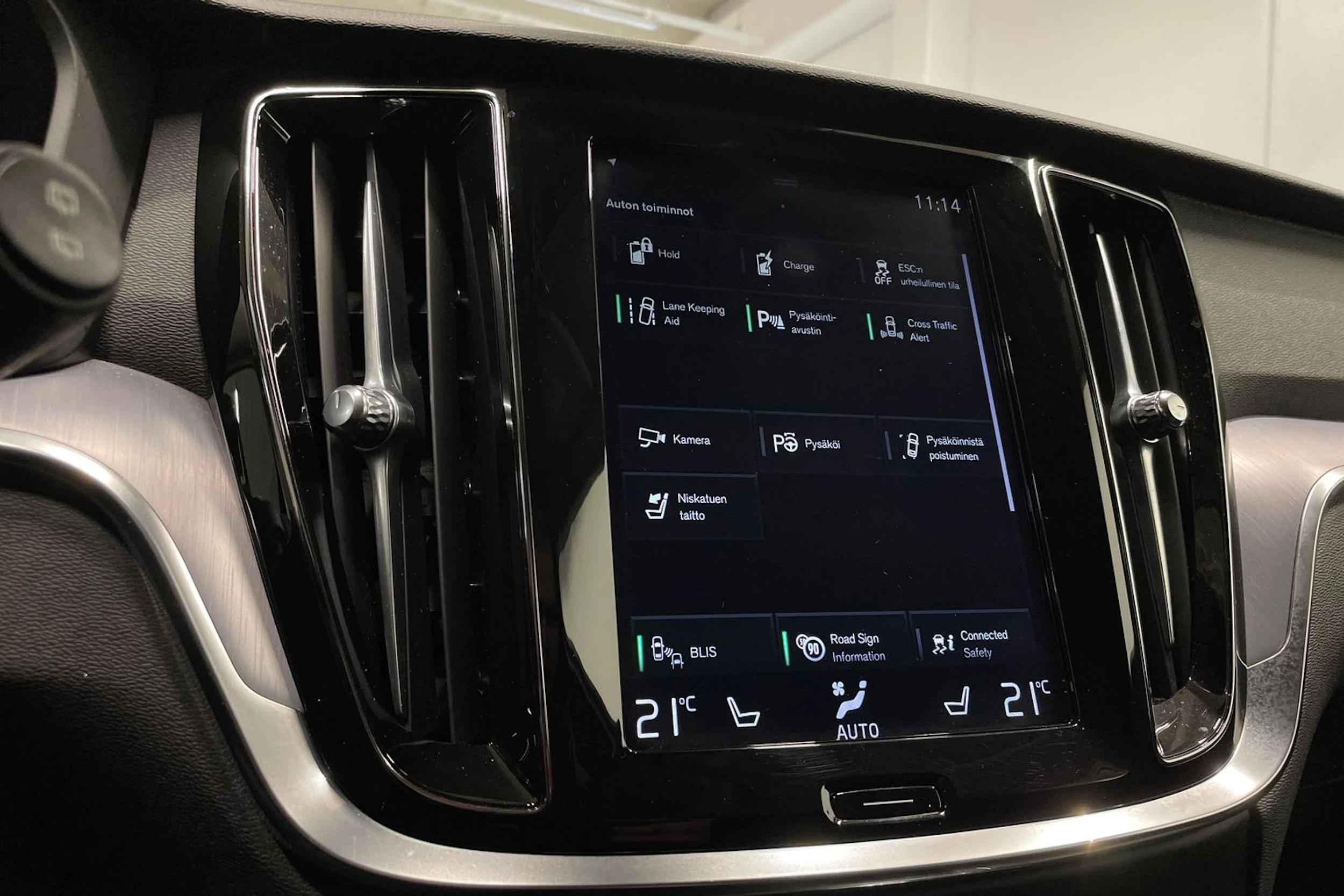 musta Volvo V60 2020 kuva 15.