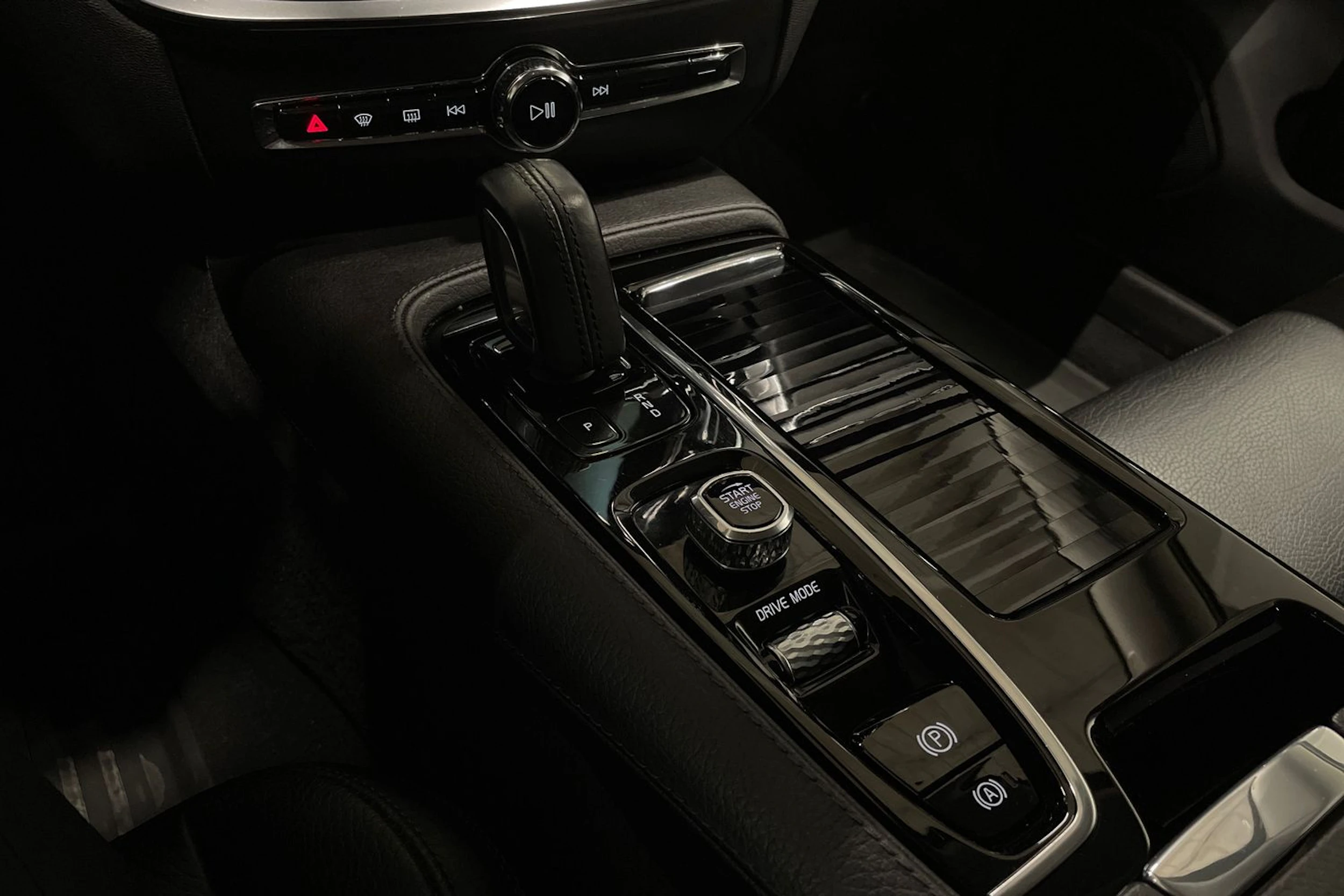 musta Volvo V60 2020 kuva 18.