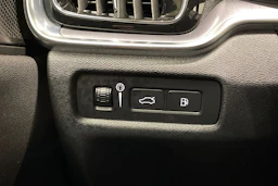 musta Volvo V60 2020 kuva 19.