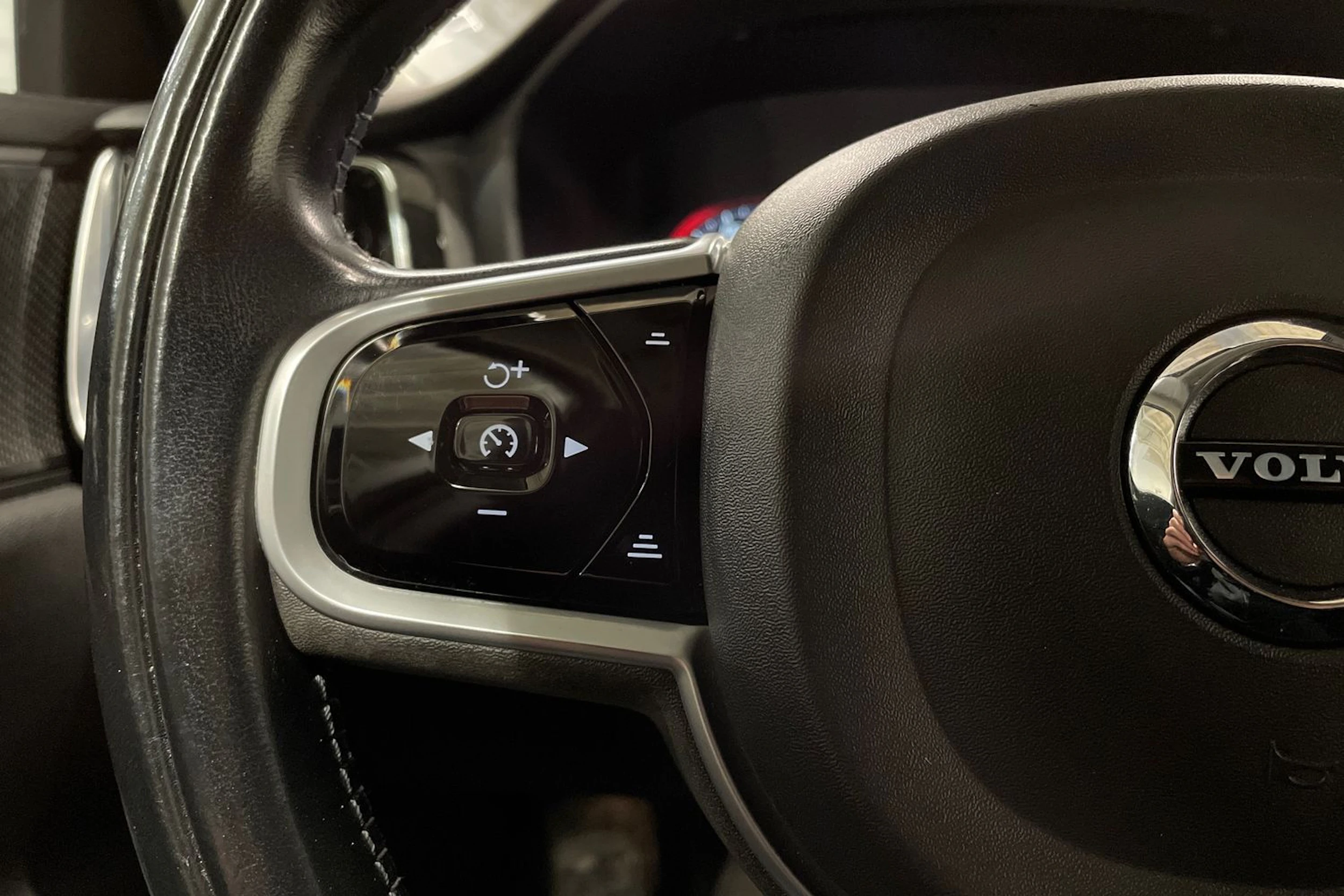 musta Volvo V60 2020 kuva 20.