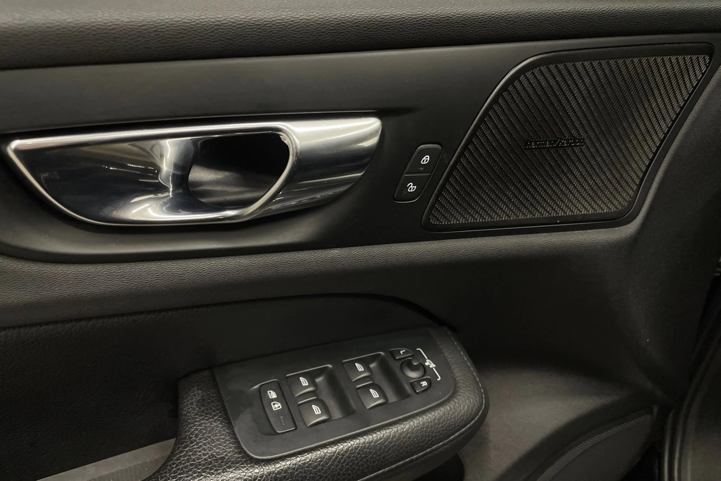 musta Volvo V60 2020 kuva 22.