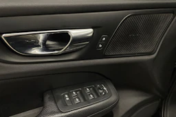 musta Volvo V60 2020 kuva 22.