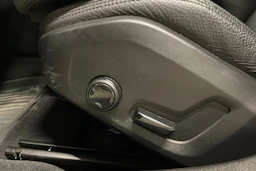 musta Volvo V60 2020 kuva 23.