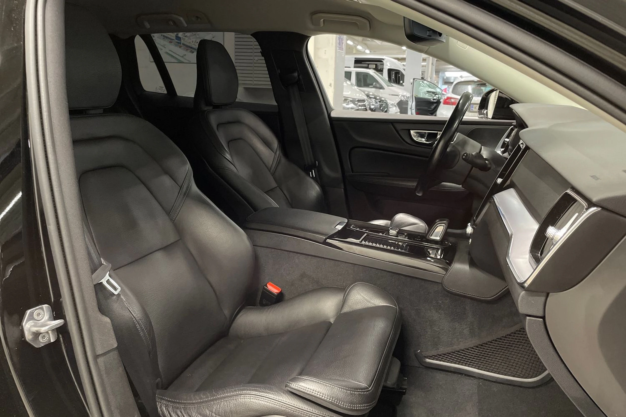 musta Volvo V60 2020 kuva 25.