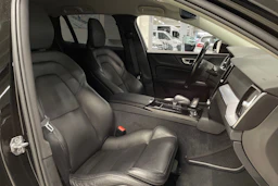 musta Volvo V60 2020 kuva 25.