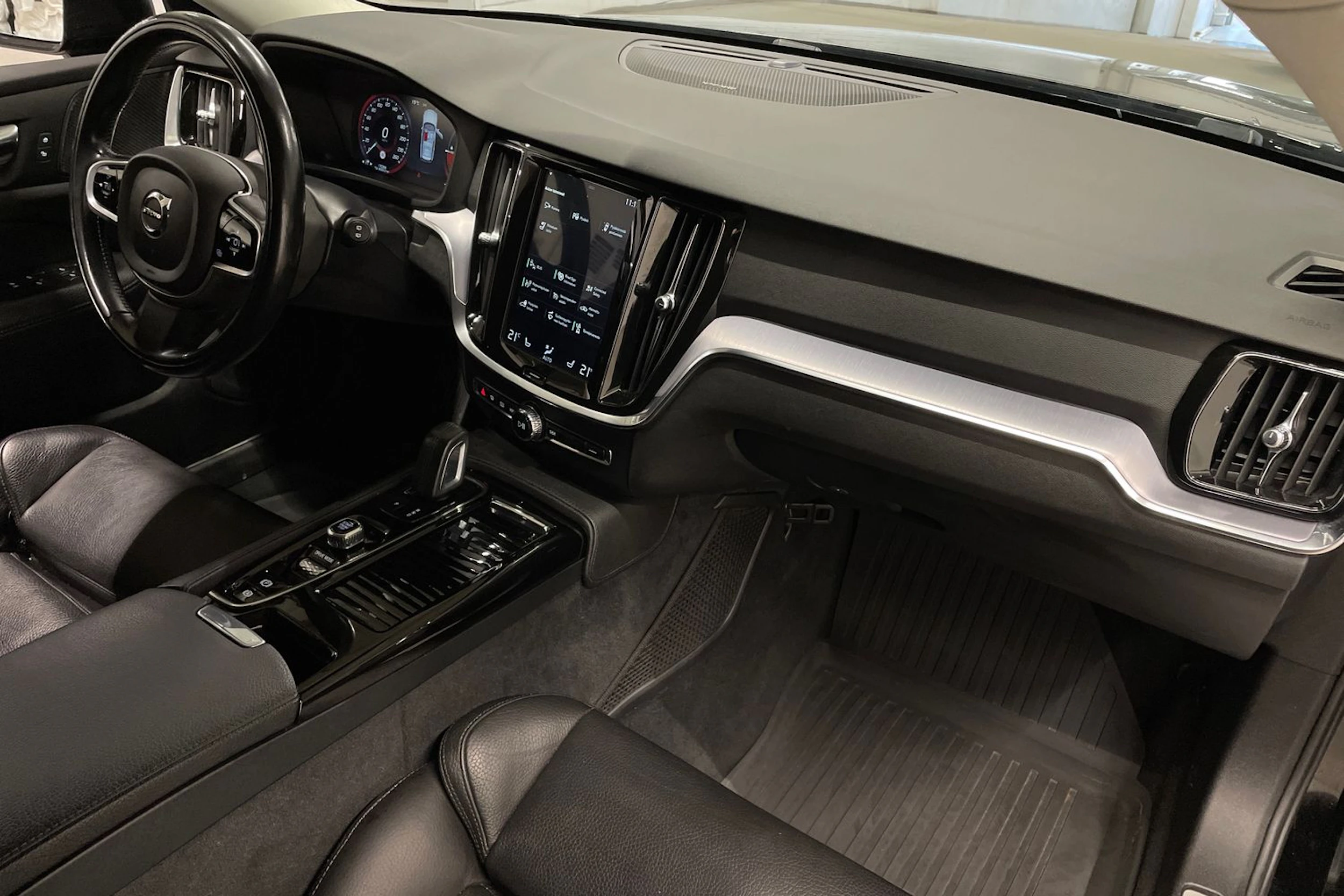 musta Volvo V60 2020 kuva 26.